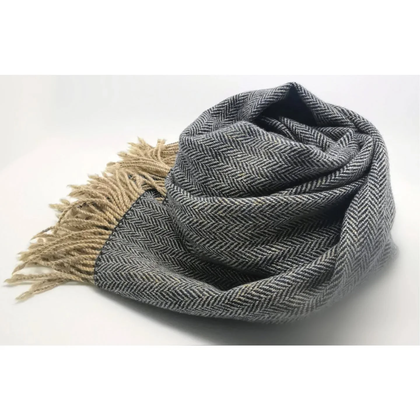 Herringbone.
@knollyarns Merino lambswool Sherburn.
A soft and light scarf. 
---------
Chevrons.
Laine d'agneau merinos.
Une &eacute;charpe l&eacute;g&egrave;re et douce.

#handwoven #woventextiles #&eacute;charpe #tissageartisanal #modeintemporelle