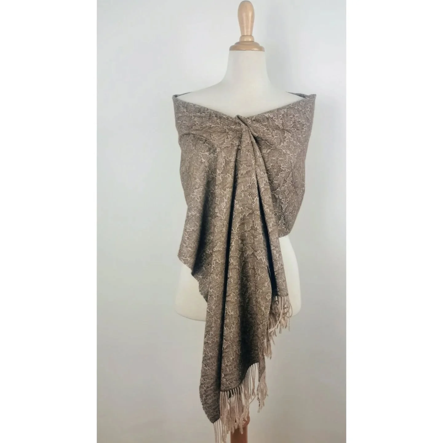 This cashmere and silk shawl is now finished. I&rsquo;ve been wanting to try out this pattern for a long time. I really like the result and I&rsquo;ll be weaving it again with other combinations of colours and fabrics.
A light, very soft and flowing 