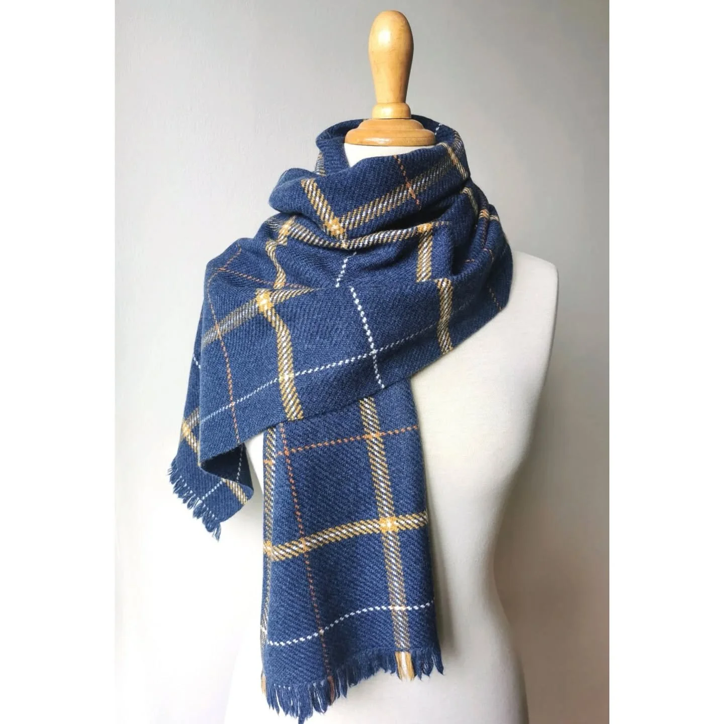 A classic twill scarf made from pure merino lambswool. Slightly thick and very soft.
@knollyarns Sherburn Denim, Sunset, Ecru and Gold. It's a 2/28 NM yarn, that I've woven using a double thread.
-------
Une &eacute;charpe classique tiss&eacute;e en 