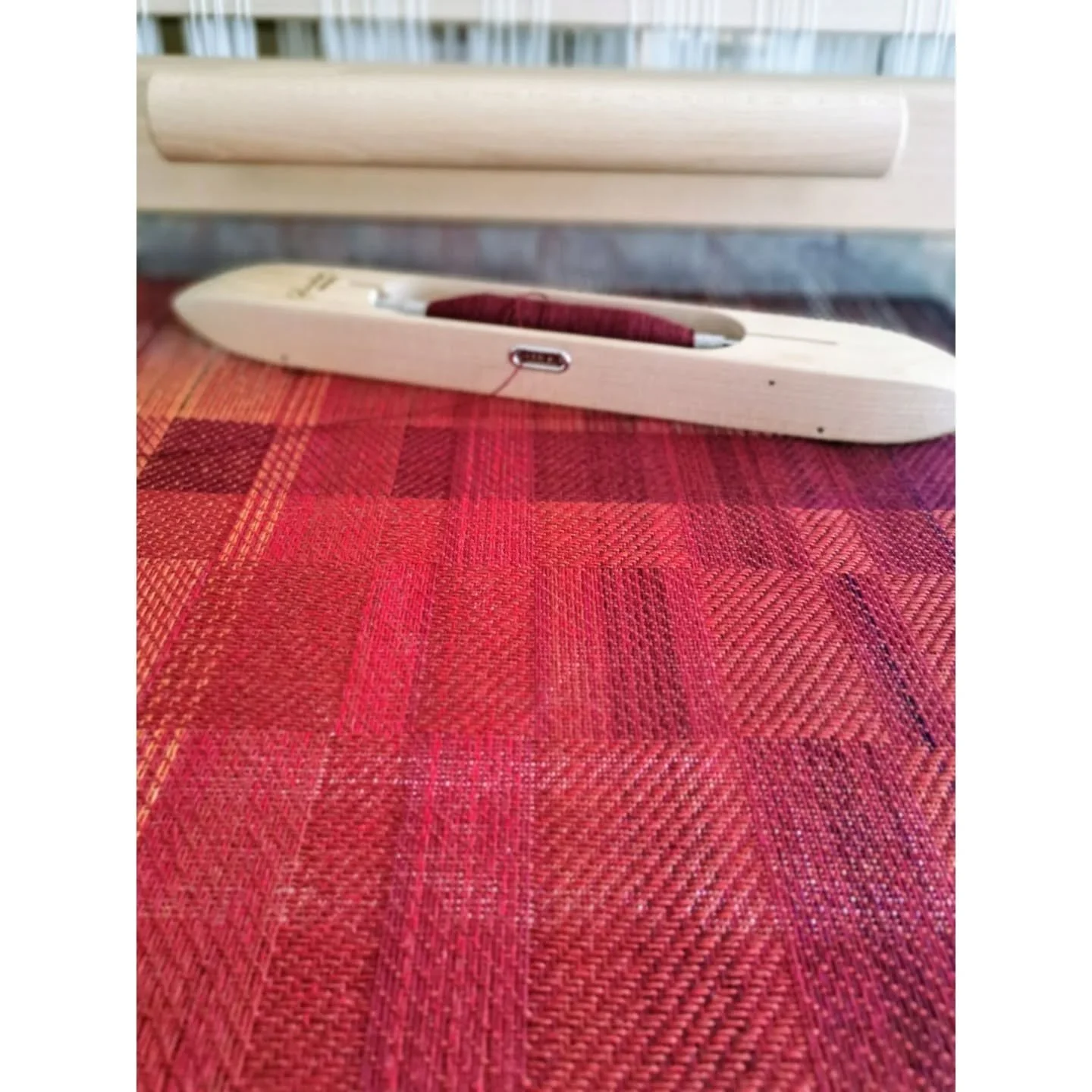 A new turned twill scarf woven on my @louet_worldwide David loom, in warm shades ranging from burgundy/purple to orange.
@colourmartyarns 3/26 NM cashmere for warp and weft.
-------
Nouvelle &eacute;charpe en cachemire tiss&eacute;e en "turned t