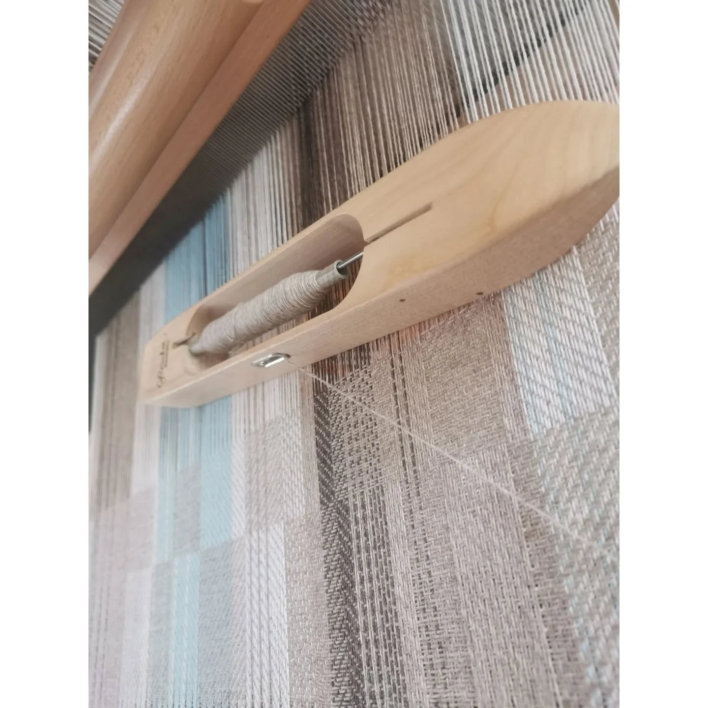 Soft colours for this new cashmere scarf, also woven in a turned twill weave.
@colourmartyarns 3/28 NM cashmere for warp and weft.
8 ends/cm
--------
Des couleurs douces pour cette nouvelle &eacute;charpe en cachemire, tiss&eacute;e elle aussi en tur