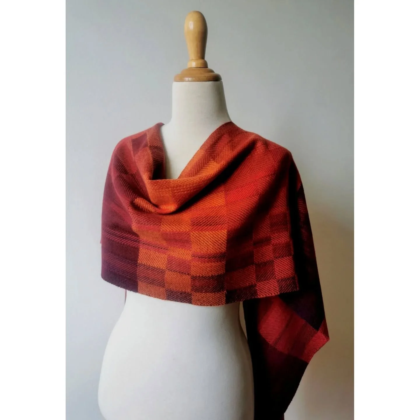 A lightweight, incredibly soft pure cashmere scarf in warm shades ranging from burgundy to orange.
Turned twill.
@colourmartyarns 3/26 NM cashmere for warp and weft.
8 ends/cm.
--------
Une &eacute;charpe en pur cachemire, l&eacute;g&egrave;re et tel
