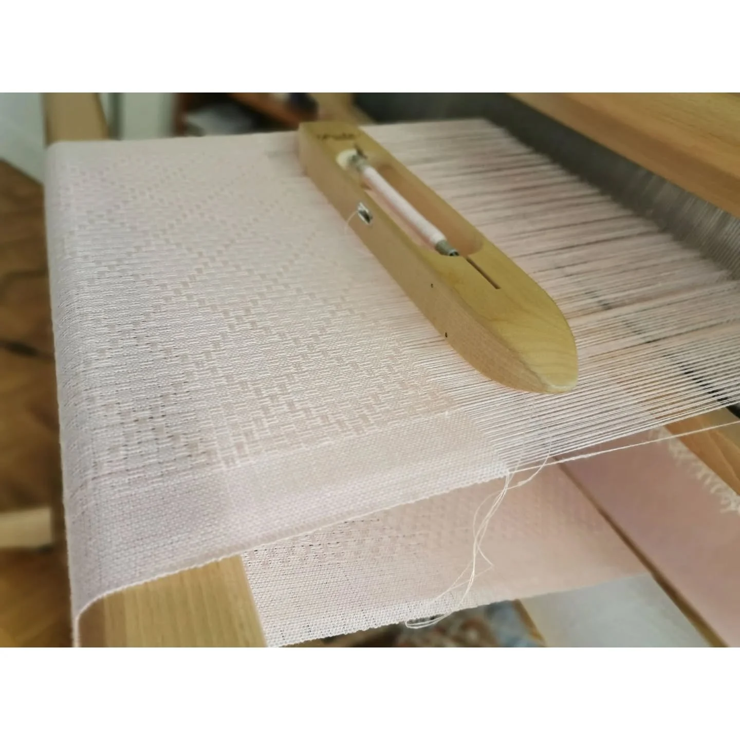 New linen and silk scarf woven in a huck lace weave, fine and airy. 
Ideal for mid season ☀️
@colourmartyarns 2/60 NM linen/silk held double.
Inspiration from an old issue of Handwoven magazine.
--------
Nouvelle &eacute;charpe en lin et soie tiss&ea