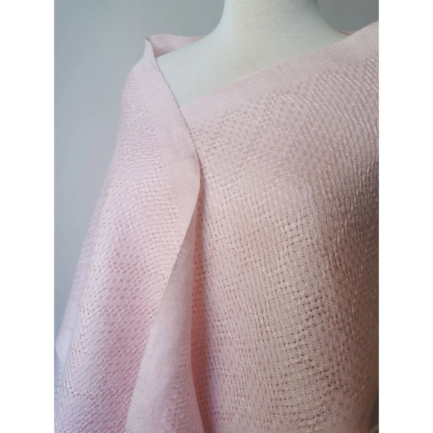 A delicate, airy scarf woven in huck lace weave. This @colourmartyarns linen and silk yarn is truly beautiful. It is a cobweb yarn (2/60 nm) which I have used doubled. The resulting fabric has both the crisp feel of linen and the lustre of silk. This