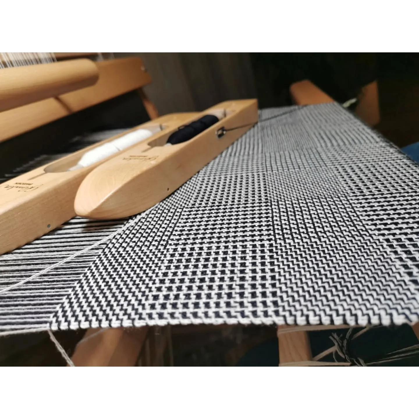 A cashmere and cotton scarf, inspired by menswear, and more specifically by the Glen Urquhart check, created around 1848. In this pattern, the warp and weft colour sequence has been modified to introduce colour-and-weave effects. 
Inspiration from an