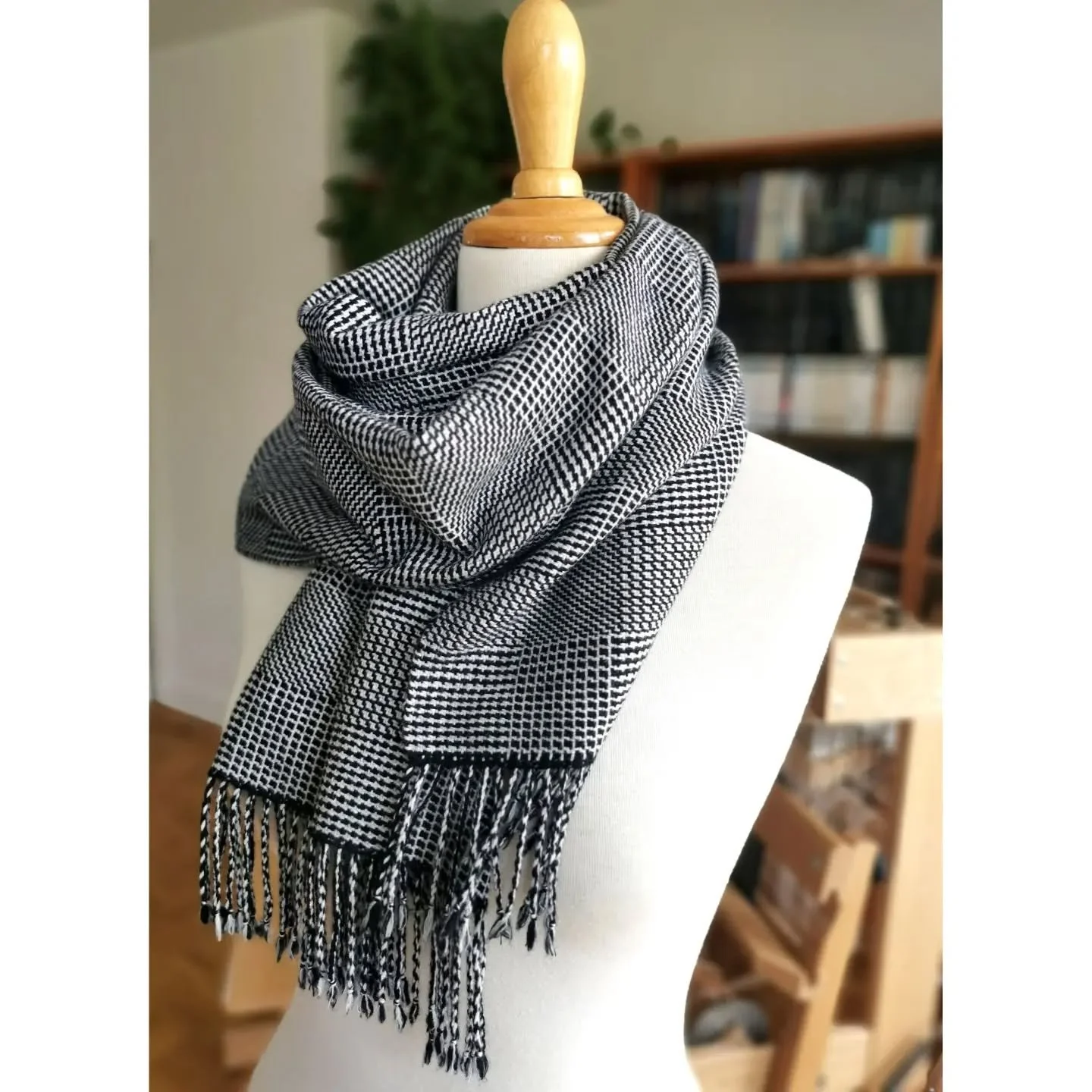 An extremely soft scarf, made from cashmere and cotton. The pattern is inspired by menswear, and more specifically by the Glen Urquhart check, created around 1848. In this pattern, the warp and weft colour sequence has been modified to introduce colo