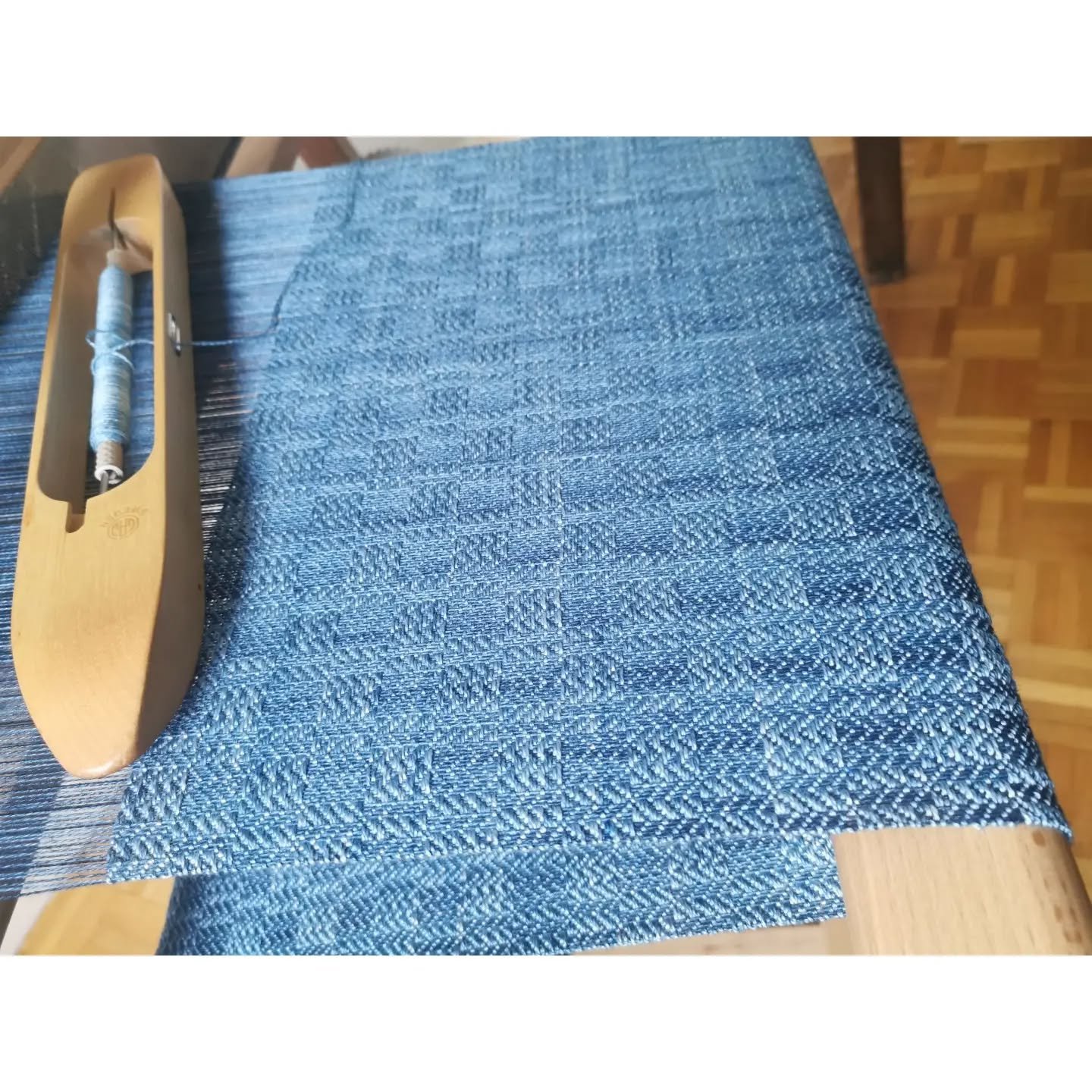 A beautiful yarn, made from 50% wool and 50% silk, hand-dyed by @fiberpassion_ , combined with a pattern I really like, taken from Carol Strickler&rsquo;s book, "A Weaver&rsquo;s Book of 8-Shaft Patterns".
--------
 Un tr&egrave;s beau fil,