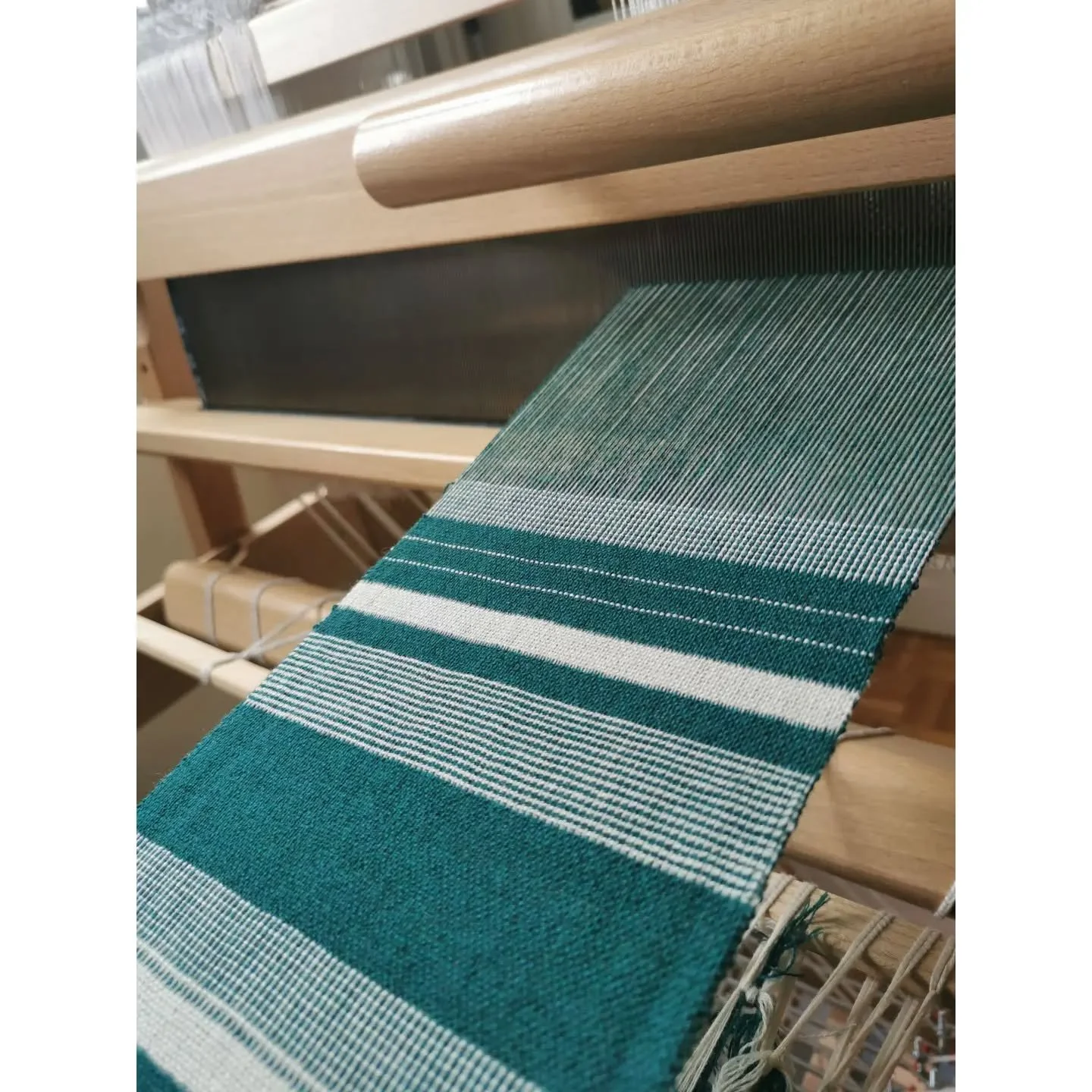 First steps in double-weaving on 4 shafts.
Very interesting, but very time-consuming to weave, especially with a very fine wool like the one I used for this sample.
Next step: 8 frames to open up more possibilities.
--------
Premiers pas en double ti
