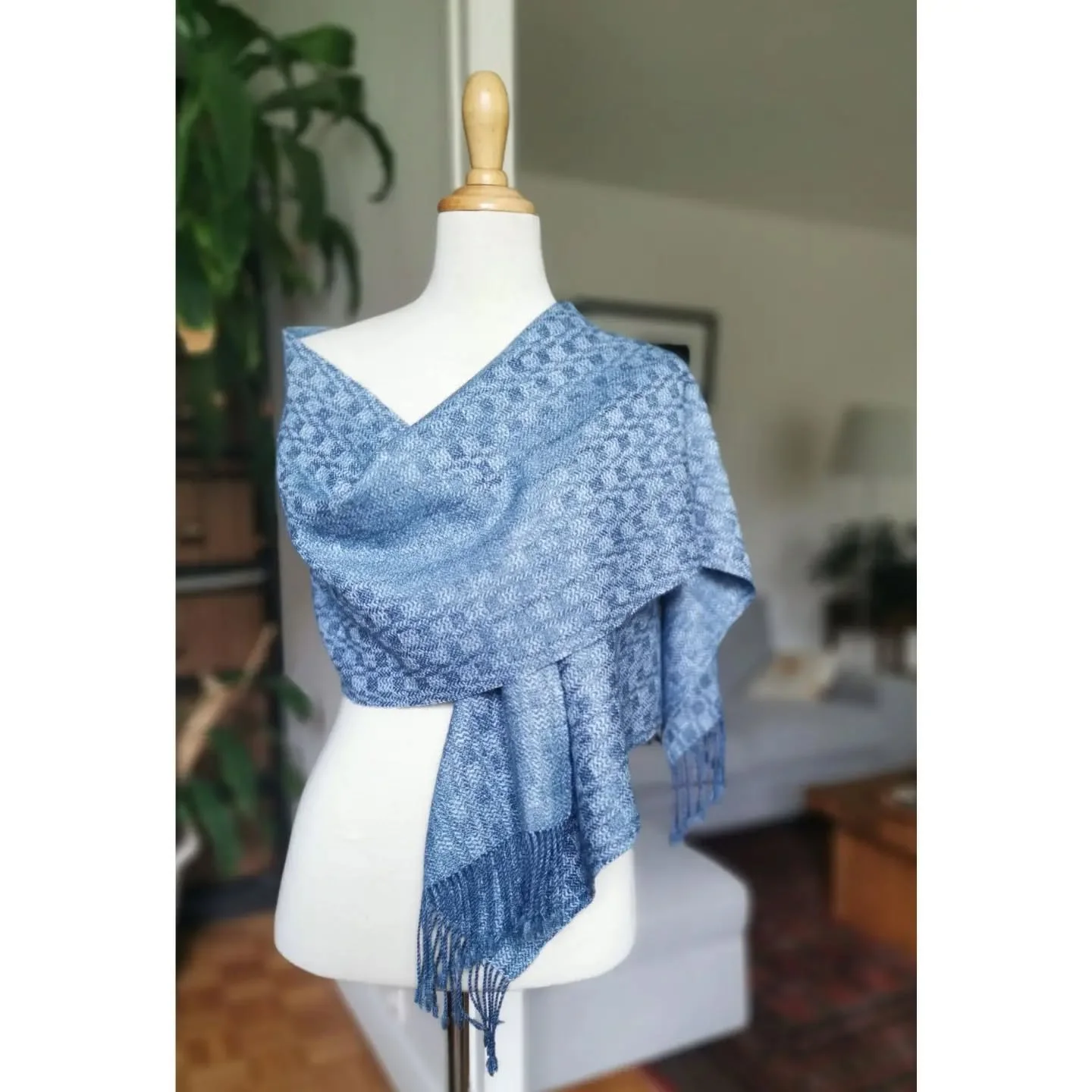 A cashmere and wool (50/50) scarf woven using a beautiful hand-dyed yarn by @fiberpassion_. The pattern is taken from Carol Strickler&rsquo;s book, "A Weaver&rsquo;s Book of Eight Shafts".
--------
 &Eacute;charpe en cachemire et laine (50/
