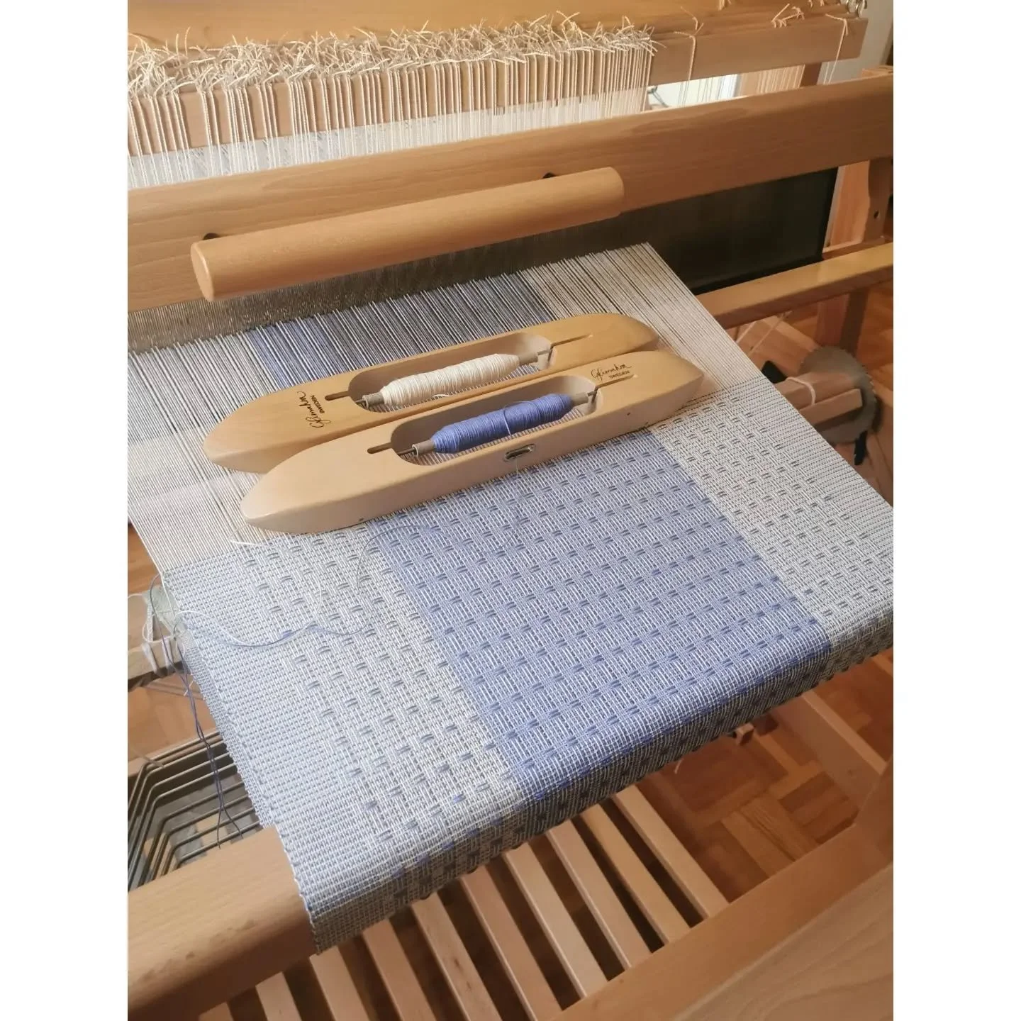 Today&rsquo;s weaving: a cotton scarf in Huck Lace. A pleasant and relaxing weaving project.
Maurice Brassard 8/2 NM cotton.
---------
Tissage du jour, une &eacute;charpe en coton en Huck Lace. Un tissage agr&eacute;able et reposant.
Coton 8/2 NM de 