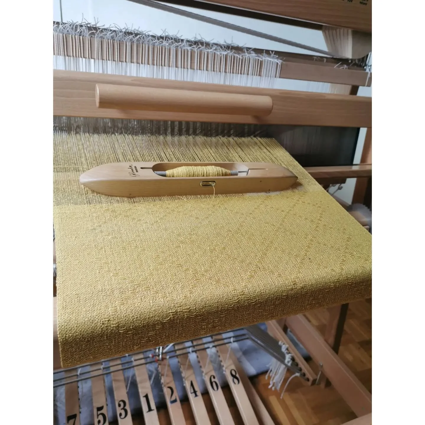 This is my first time weaving with this fine Schappe silk, which I bought quite a while ago. It feels a bit stiff to the touch, but the weave is very pleasant. I&rsquo;m really looking forward to seeing how the yarn changes after washing.
I hope it w