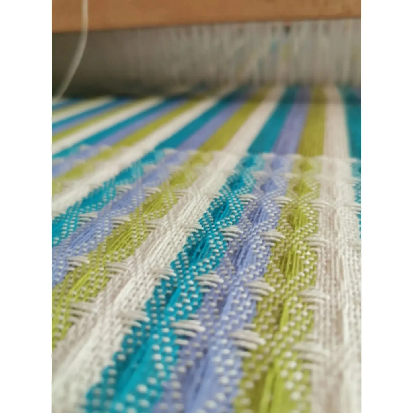 A little splash of colour with this honeycomb table runner. I used the leftover yarn from weaving the &ldquo;Spring at the Cabin&rdquo; kitchen towels by @janestaffordtextiles.
Maurice Brassard 2/28 NM cotton.
--------
Petit interm&egrave;de color&ea