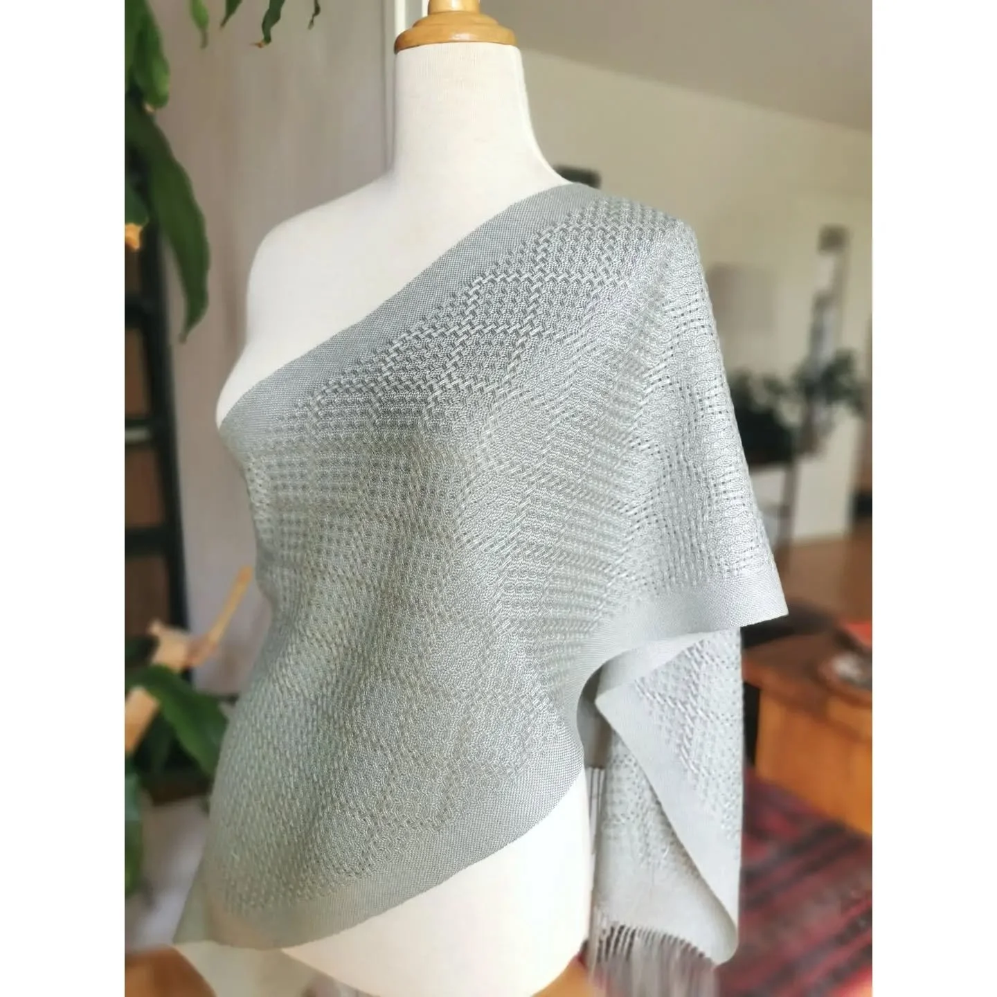 Huck Lace and Tencel, for both the warp and the weft.
It really isn&rsquo;t my favourite yarn. I&rsquo;ll try combining it with another yarn to see how it turns out.
--------
Huck Lace et Tencel, pour la cha&icirc;ne et pour la trame.
Ce n'est vraime