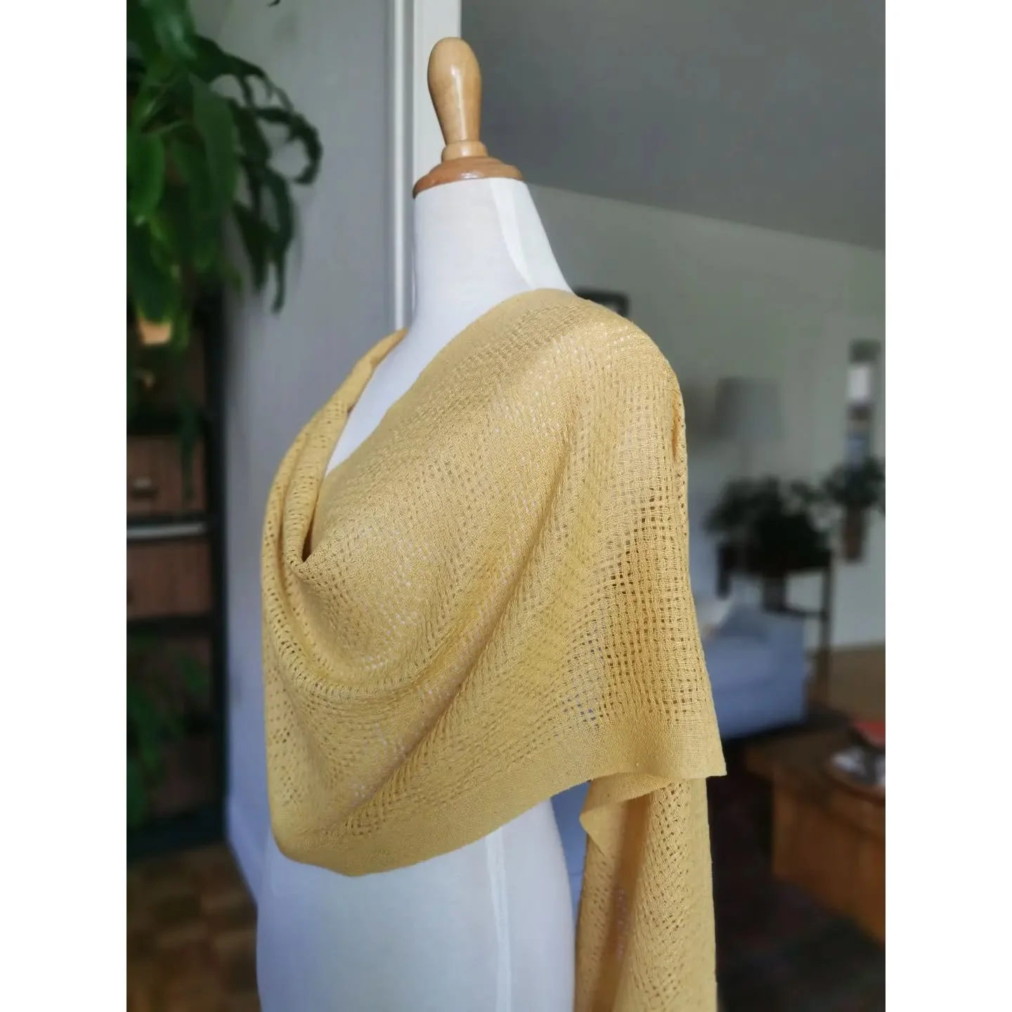 Same pattern as this scarf I finished a few days ago. This time I used a very fine schappe silk for both the warp and the weft, which is slightly rough. The result is a very light fabric with a dry feel. It isn&rsquo;t very soft, but it feels pleasan