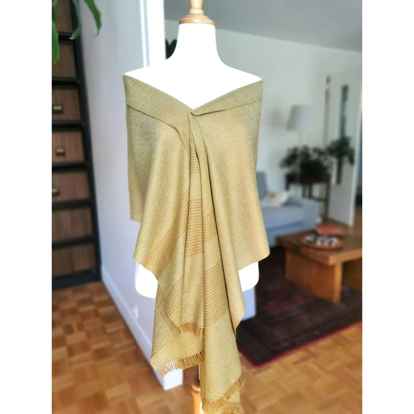 A simple plain weave for this soft and light cashmere and silk scarf.
@colourmart 6/65 NM cashmere/silk for warp and 2/28 NM cashmere for weft.
--------
Une simple armure toile pour cette &eacute;charpe tr&egrave;s douce et fluide en cachemire et soi