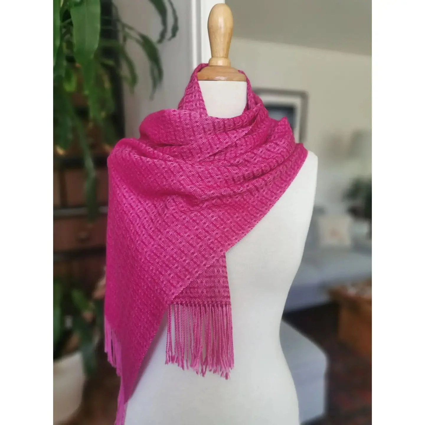 A great sense of lightness, and so much softness, with this cashmere and silk scarf. I wasn't sure I'd made the right choice pairing these two shades of pink, but in the end, the combination worked beautifully.
@colourmartyarns cashmere/silk for warp