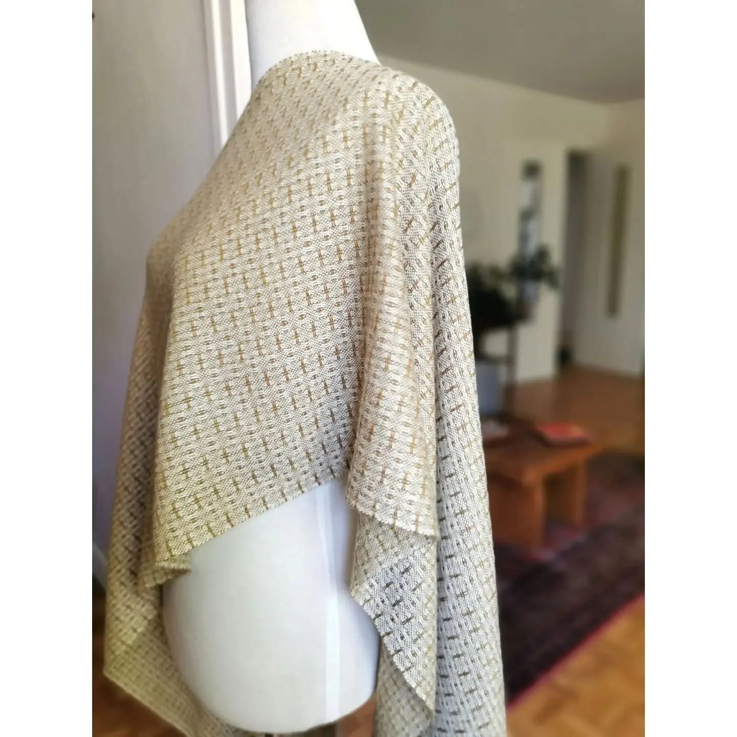 Same pattern (swedish lace) and materials as my previous scarf, but this time, as well as changing the colours, I&rsquo;ve swapped the warp and weft yarns. The slightly finer yarn is now in the weft. The result is almost the same: a soft, very light 