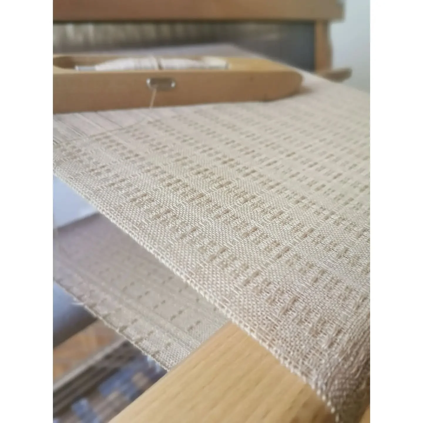 I&rsquo;m continuing to explore Swedish lace weaving, using different patterns and various types of yarn. For this scarf, I&rsquo;ve used a very fine yarn composed of 60 % of extra-fine Royal Camel and 40 % of Bombyx Mori silk. It&rsquo;s a soft and 