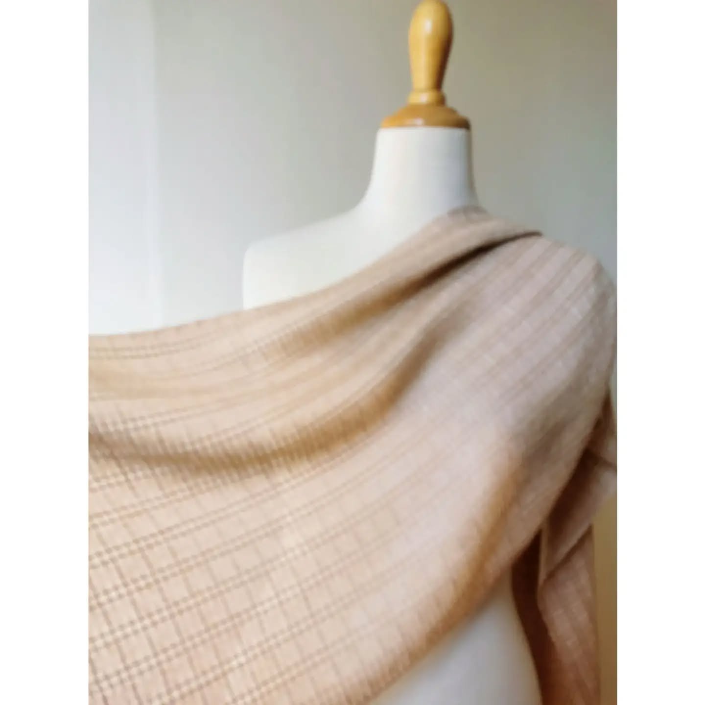 A fine yarn, camel and silk, woven in Swedish Lace, shaped by patient hands ...and the scarf comes to life, light as a breath, soft as a caress.
--------
Un fil fin, camel et soie m&ecirc;l&eacute;s, un motif de dentelle su&eacute;doise, la patience 