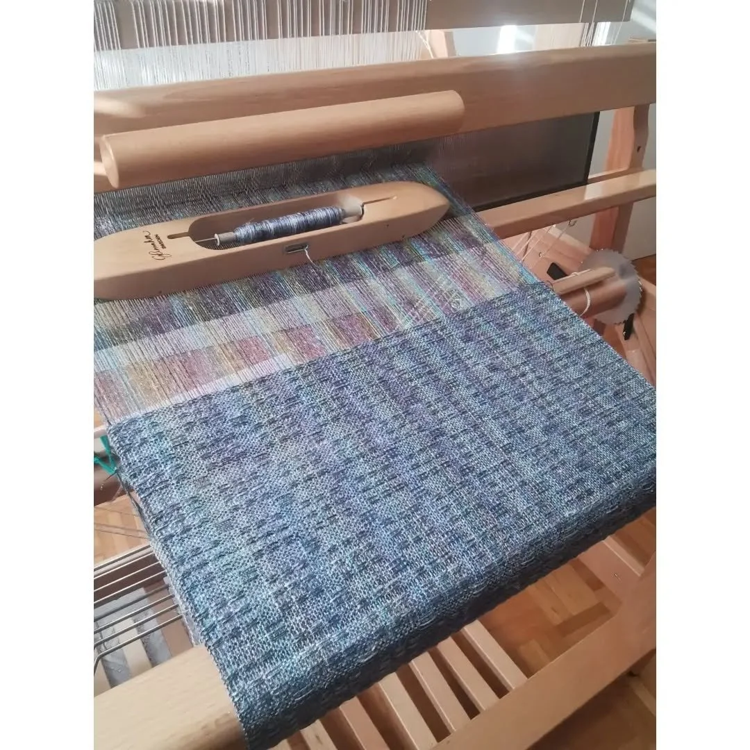 New Swedish lace weave, with a new pattern.
The yarn: the beautiful Lino from @fleeceartist_handmaiden, 65% silk / 35% linen, in both warp and weft. A yarn I love to weave with.
Warp in Aurora &mdash; grey, turquoise, green. Weft in Stardust &mdash; 