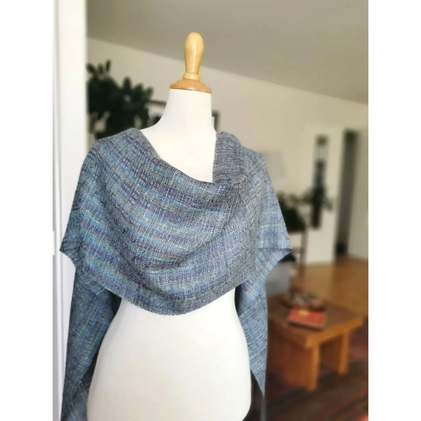 Linen and silk make up this airy scarf in Swedish lace.
@fleeceartist_handmaiden Lino, 65% silk / 35% linen, in both warp and weft. 
Warp in Aurora &mdash; grey, turquoise, green. Weft in Stardust &mdash; a range of greys.
--------
Lin et soie pour c