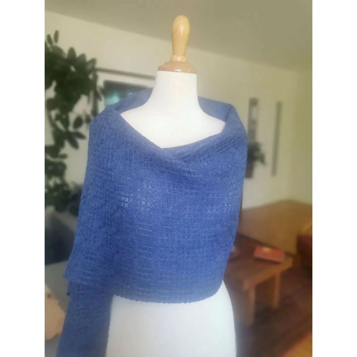 The last piece in Swedish lace, made with a cashmere and ramie yarn from Colourmart.
The ramie makes the fabric a little stiff, but the wet finishing has significantly improved the feel.
@colourmartyarns 8/40 cashmere/ramie for warp and weft.
-------