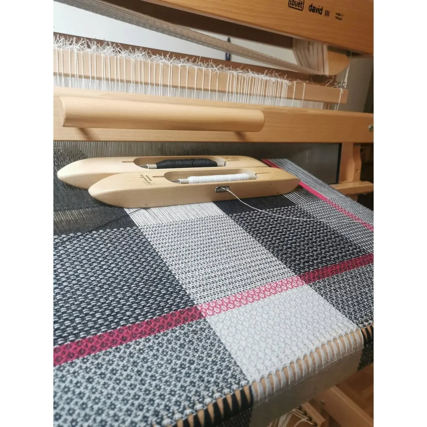After several weeks devoted to lace weaves and fibers suited to warmer seasons, back to pure cashmere. An almost physical pleasure &mdash; the yarn is denser, more alive under the fingers. Here, colour-and-weave effects in black and grey, brought to 