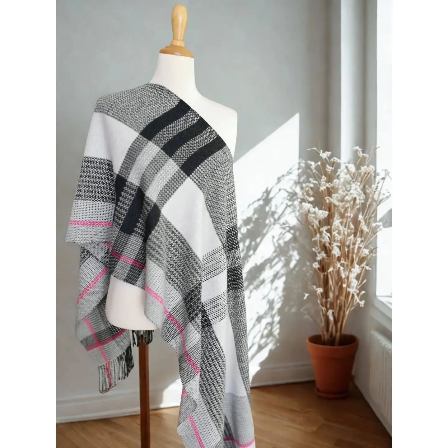 Pure cashmere, colour-and-weave in pale and charcoal grey, brought to life by a stripe of Campian (pink). Long and generous in width, the piece can also be worn wrapped several times around the neck.
@colourmartyarns 3/28 NM cashmere for warp and wef