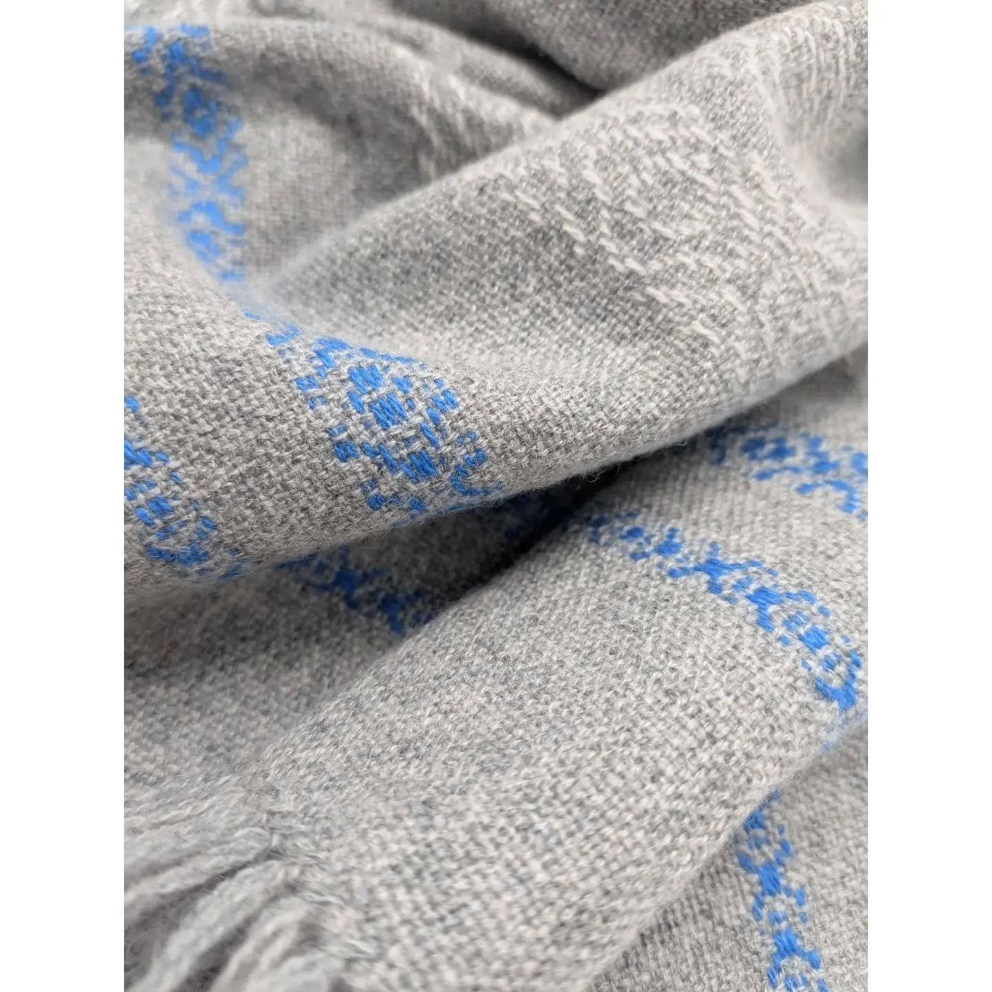 Gros plan sur les d&eacute;tails de ma derni&egrave;re &eacute;charpe en pur cachemire.
-------
Close-up of my latest pure cashmere scarf.

#textileart  #handwoven #woventextiles #tissageartisanal #artisanatfrancais🇫🇷