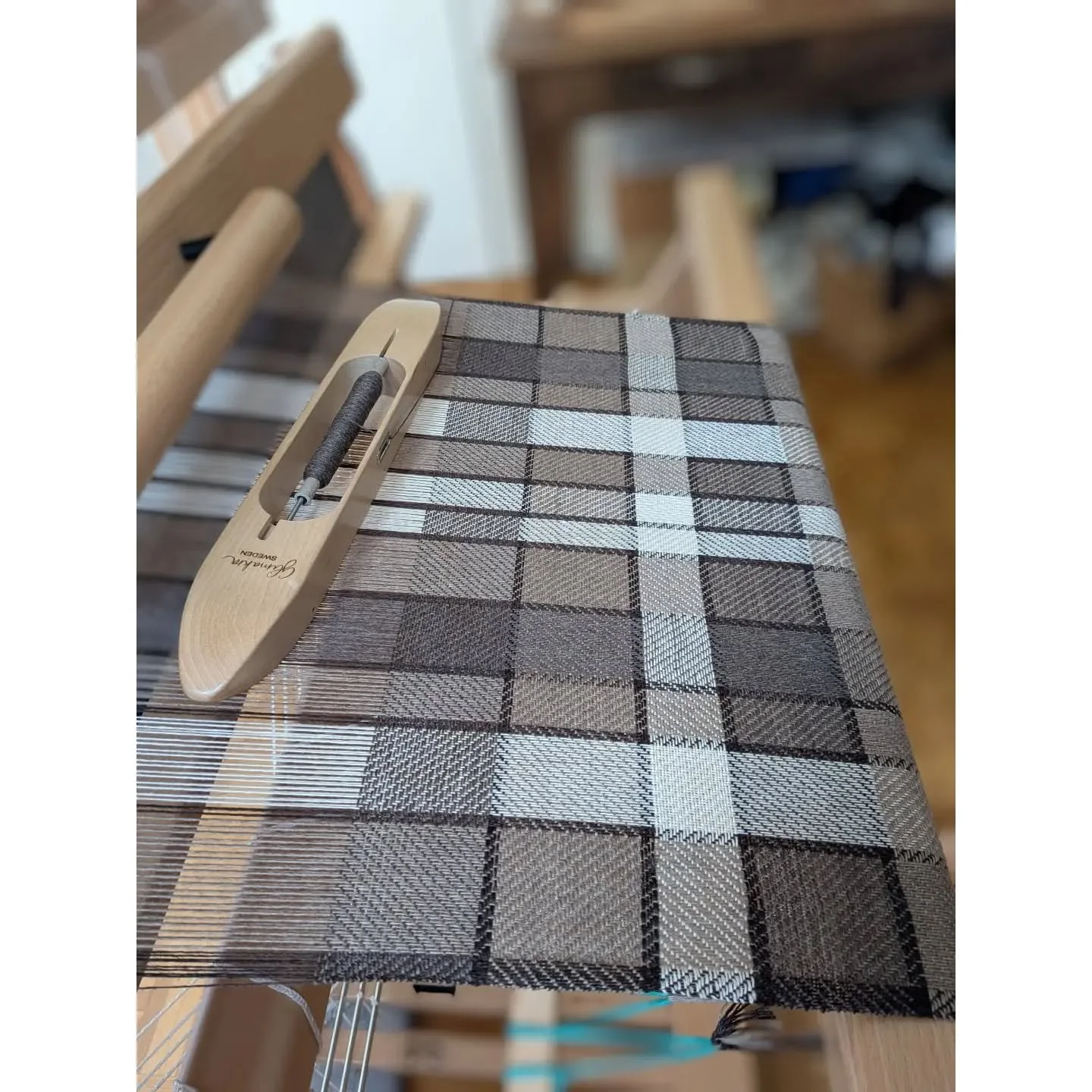 A new cashmere scarf on my @louet_worldwide David loom. Woven in a turned twill weave, in shades of taupe, chocolate and off-white.
@colourmart 3/26 and 3/28 NM for warp and weft.
--------
Une nouvelle &eacute;charpe en cachemire sur mon m&eacute;tie