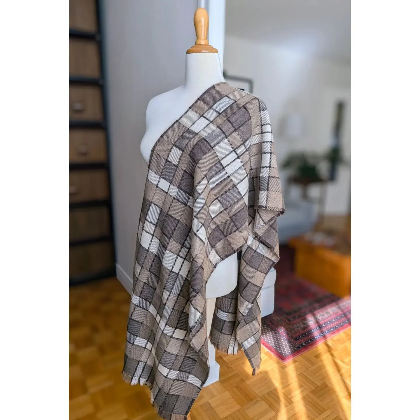 &Eacute;charpe en pur cachemire, tiss&eacute;e &agrave; la main. 
Un jeu de carreaux dans les tons &eacute;cru, beige, taupe et chocolat, avec de courtes franges tout en douceur.
Bient&ocirc;t disponible sur mon site et &agrave; l'atelier.
--------
P