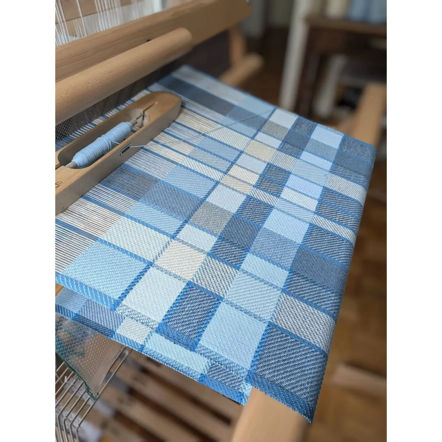 Nouvelle &eacute;charpe, nouvelles couleurs. Mais toujours du cachemire et un tissage en turned twill. 
--------
A new scarf, new colours. But still made from cashmere and woven in a turned twill weave.
@colourmartyarns 3/28 NM cashmere for warp and 