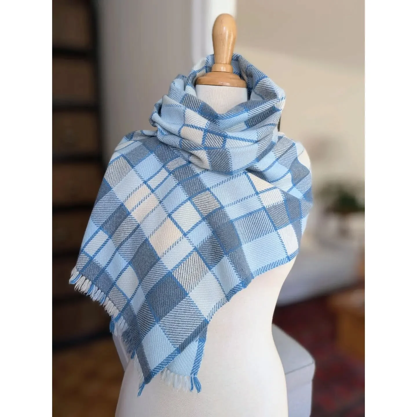 &Eacute;charpe en pur cachemire, tiss&eacute;e &agrave; la main.
Un jeu de carreaux dans les tons bleus et &eacute;cru, avec de courtes franges.
C'est presque le m&ecirc;me mod&egrave;le que l'&eacute;charpe pr&eacute;c&eacute;dente (derni&egrave;re 