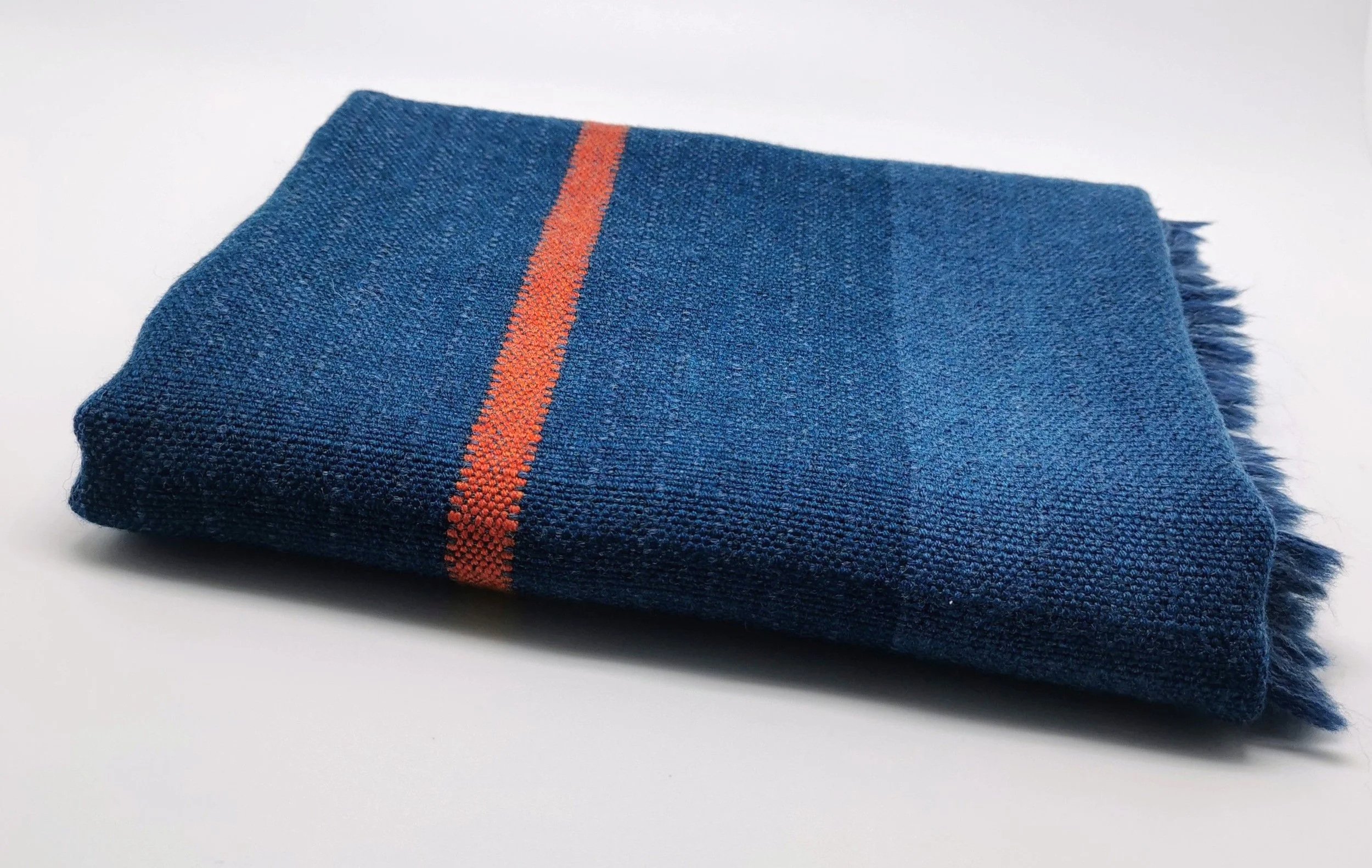 Écharpe Cobalt & Sienne pliée, laine mérinos bleu profond, ligne sienne au centre
