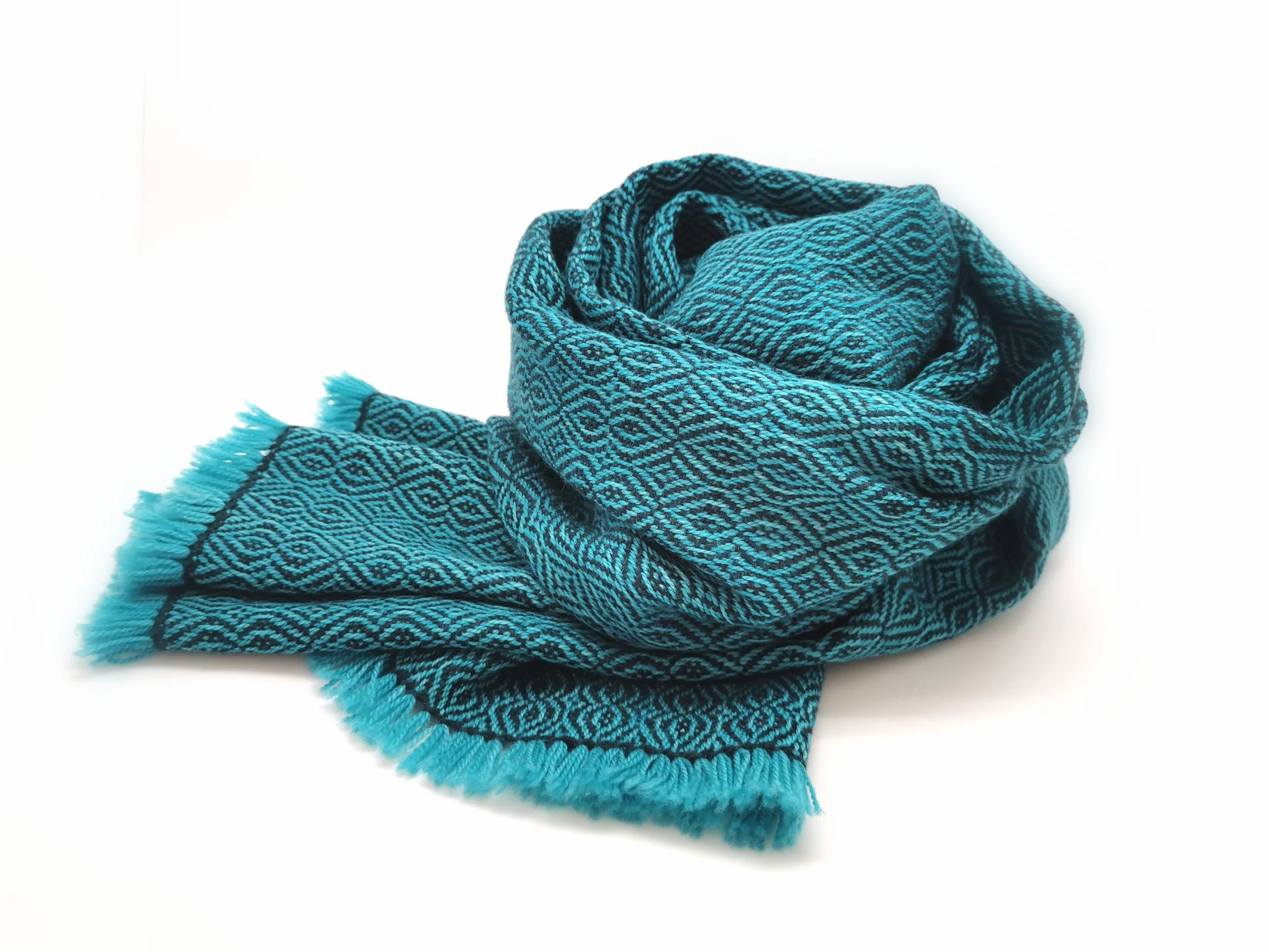 Écharpe Topaze en mérinos et cachemire, motif géométrique noir sur chaîne turquoise, roulée avec franges libres