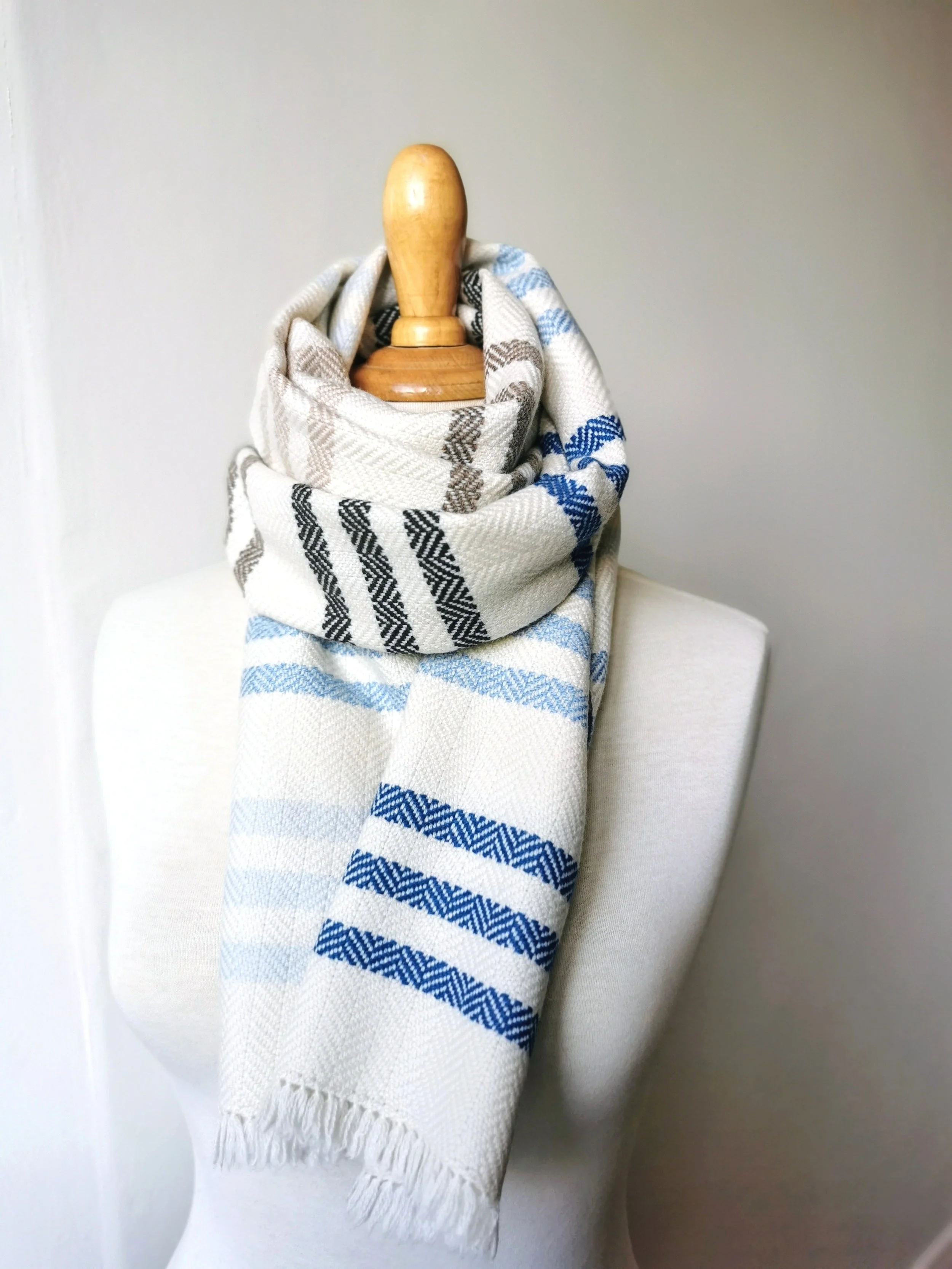 Écharpe Rivage en pur cachemire, chevrons et rayures bleu, beige et marron, nouée autour du cou