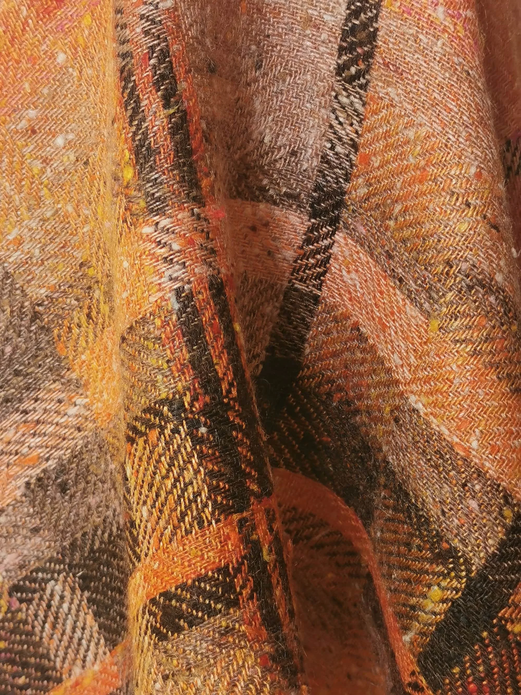 Détail du fil jaspé de l'écharpe Automne, soie shantung, nuances d'orange, beige et marron