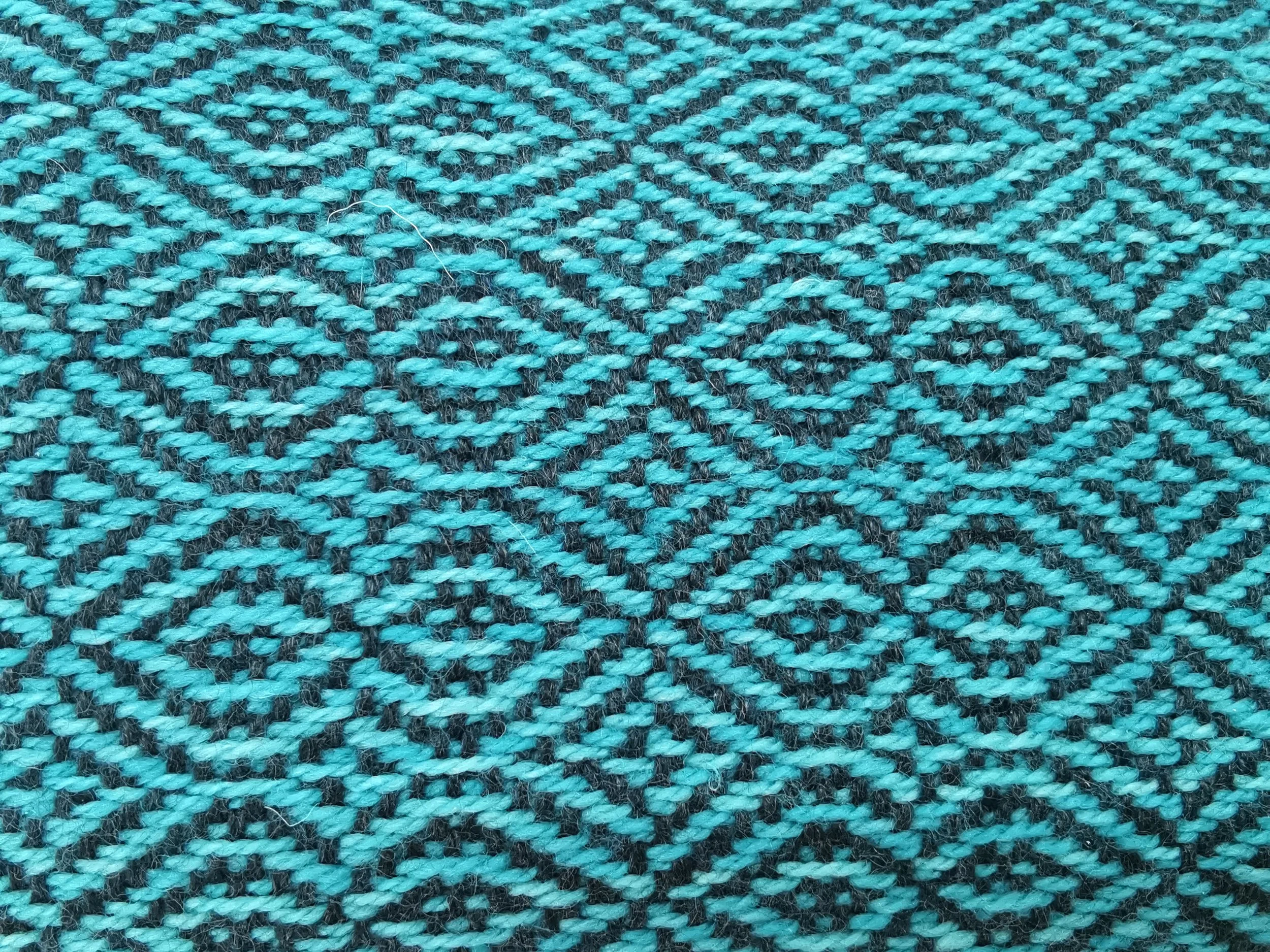 Détail du motif géométrique en losanges de l'écharpe Topaze, dégradé de turquoises et trame noire