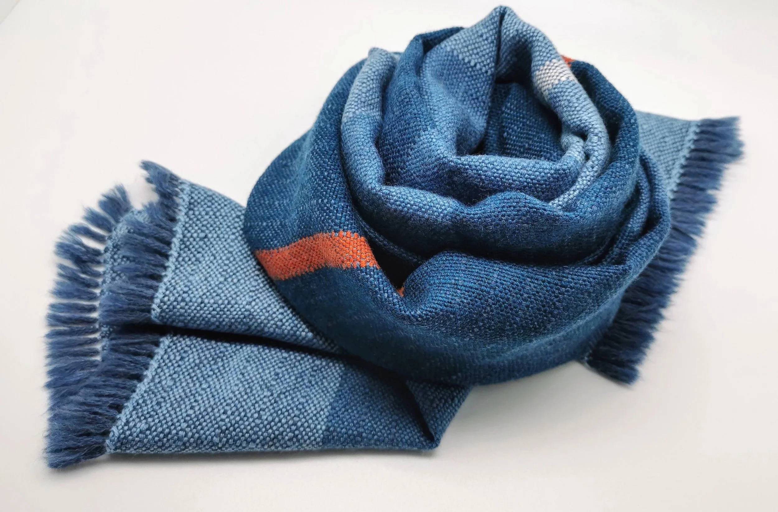 Écharpe Cobalt & Sienne en laine mérinos roulée, bleu profond et ligne sienne, franges libres