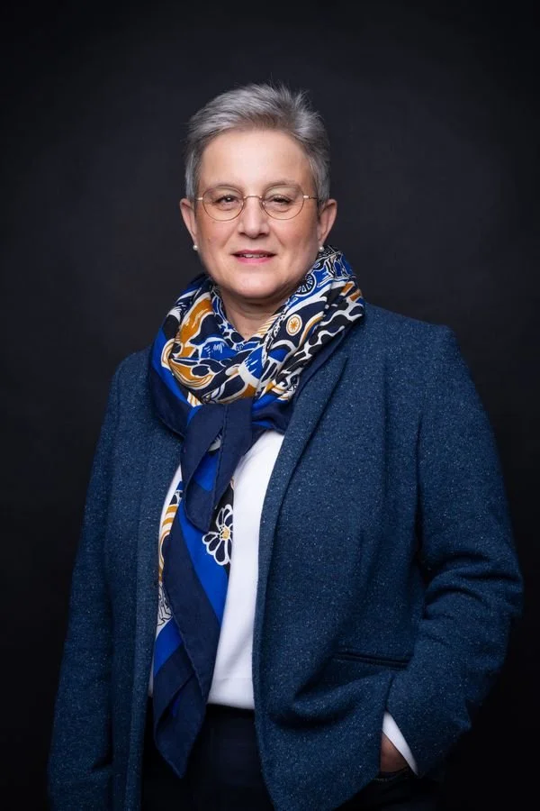« Marie-Claude Buraux, créatrice de Cachemireandco, en veste bleue et foulard à motifs bleus, ocre et blancs