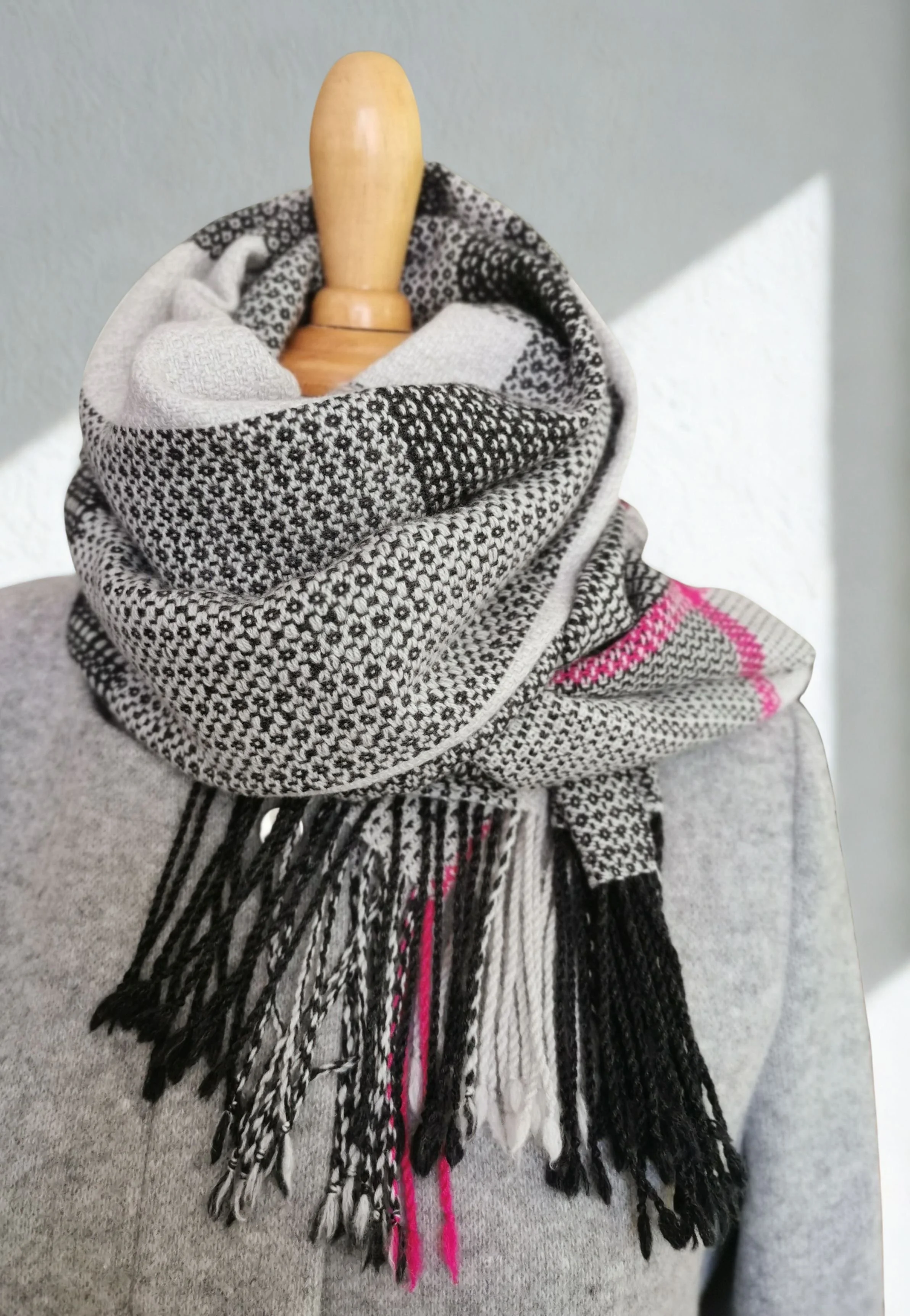 Détail de l'écharpe Quadrille nouée, bande fuchsia, tissée main