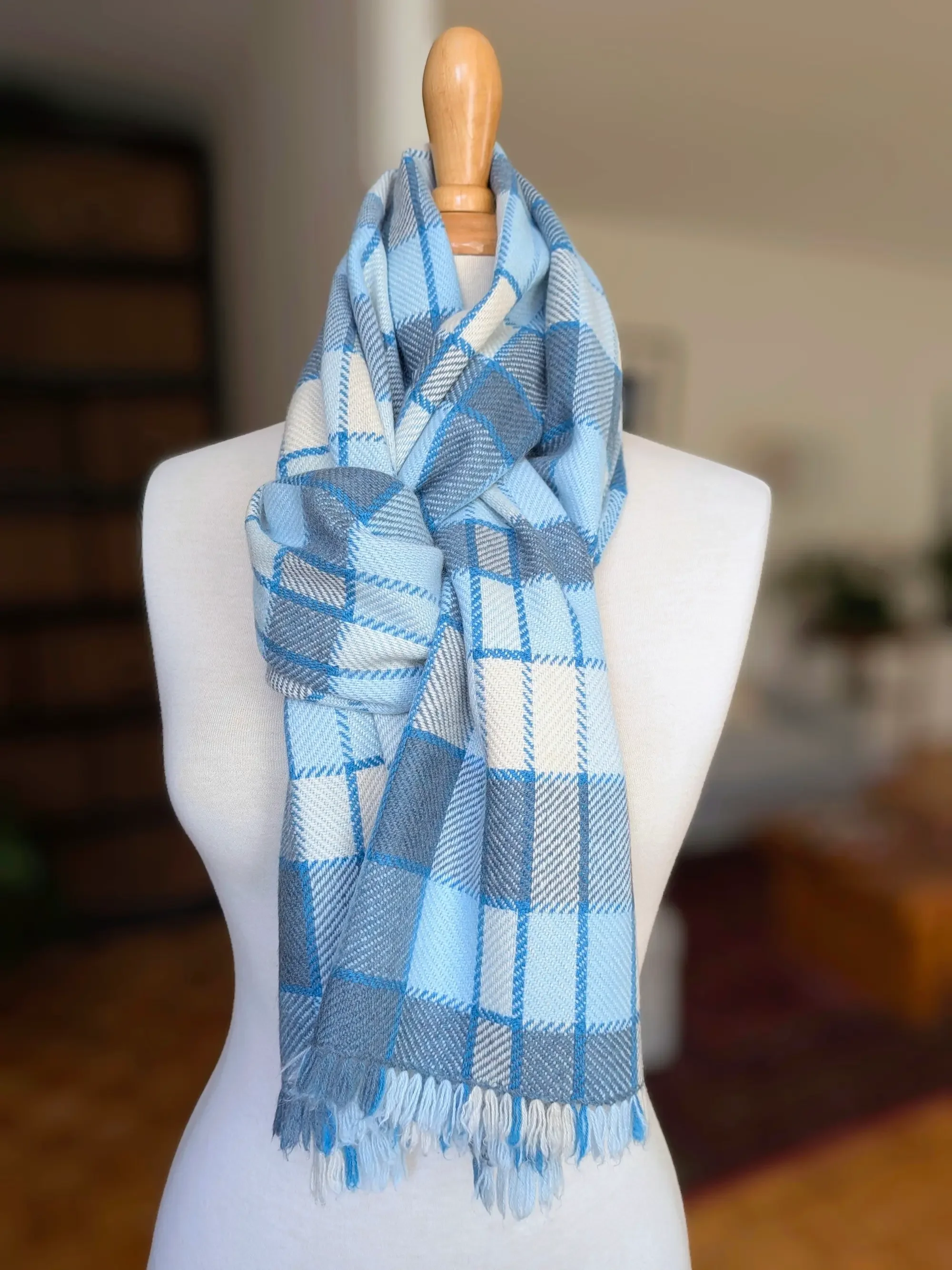 echarpe-cachemire-larimar-nouee-sur-mannequin.webp