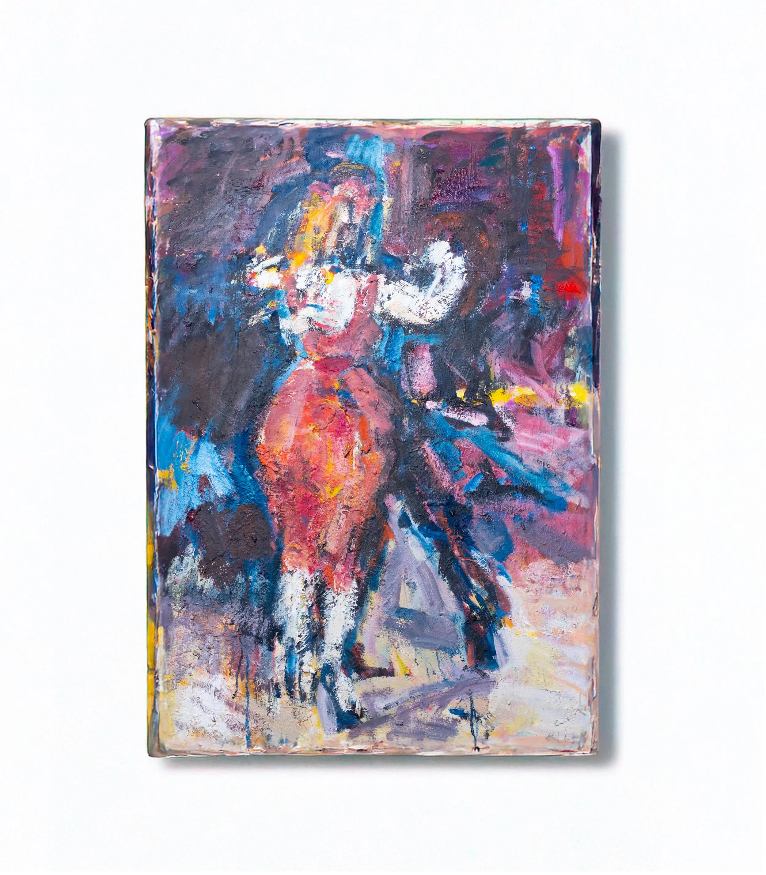 Abstraktes impressionistisches Gemälde einer Frau in einem roten Kleid mit großem weißen Hut vor einem farbenfrohen, strukturierten Hintergrund.