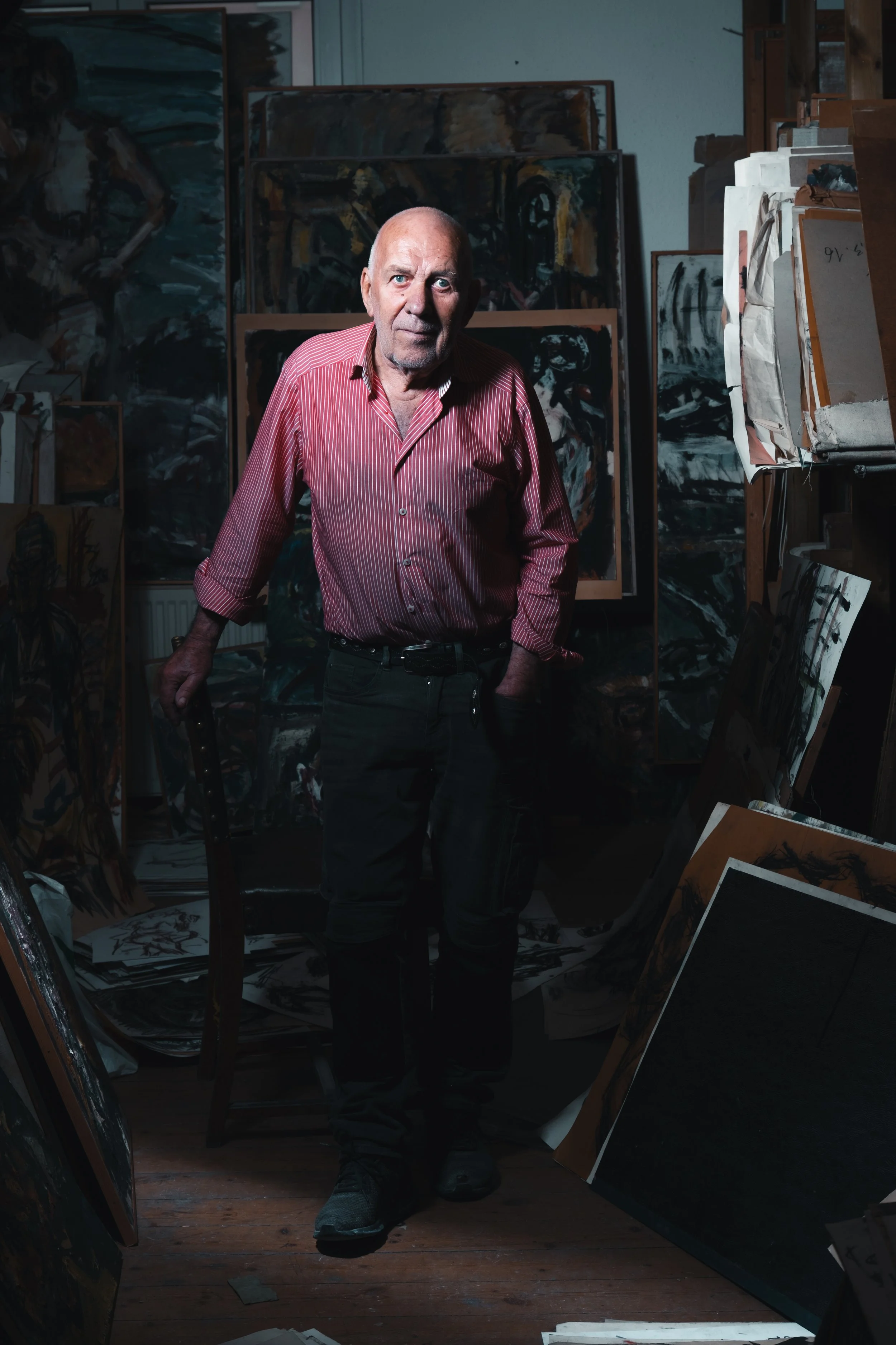 Porträt von Jürgen Weber an seinem künstlerischen Arbeitsplatz, wo er wunderschöne Kunstwerke schafft.