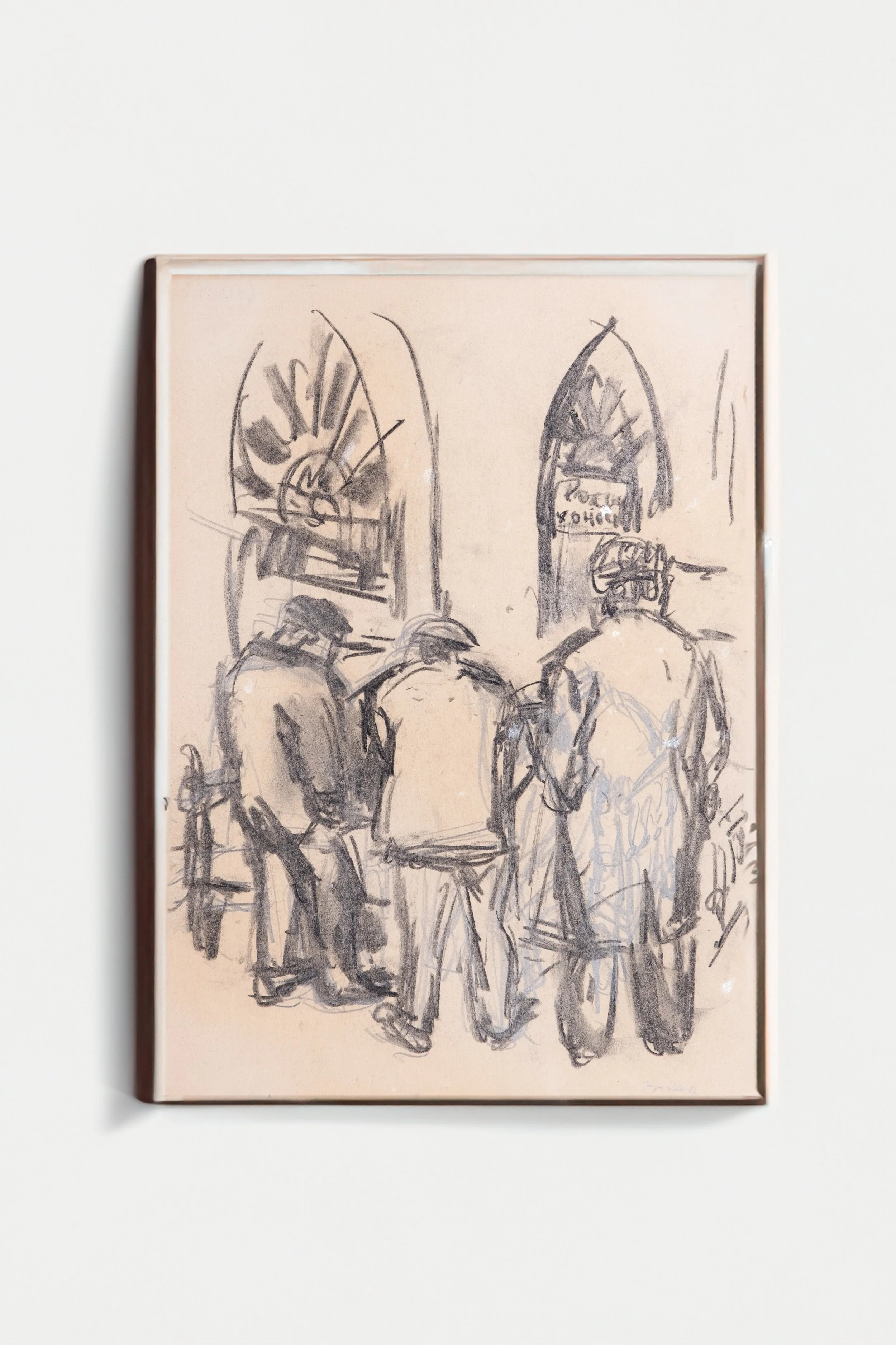 Skizze von vier Personen, die vor zwei Bogenfenstern sitzen und stehen
