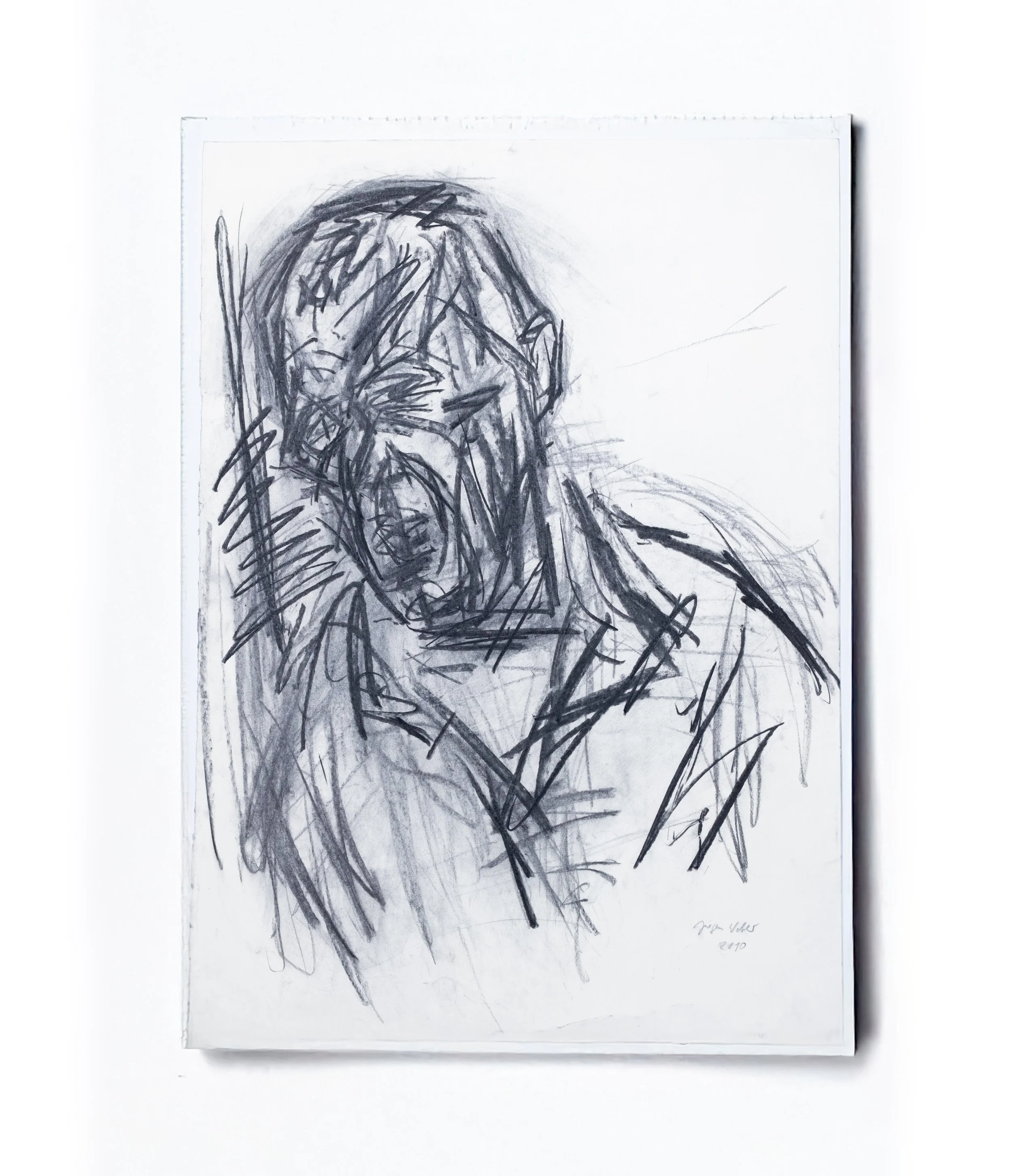 Eine abstrakte, schwarze Skizze eines menschlichen Gesichts und Schultern auf Papier, mit kräftigen und ausdrucksstarken Linien.