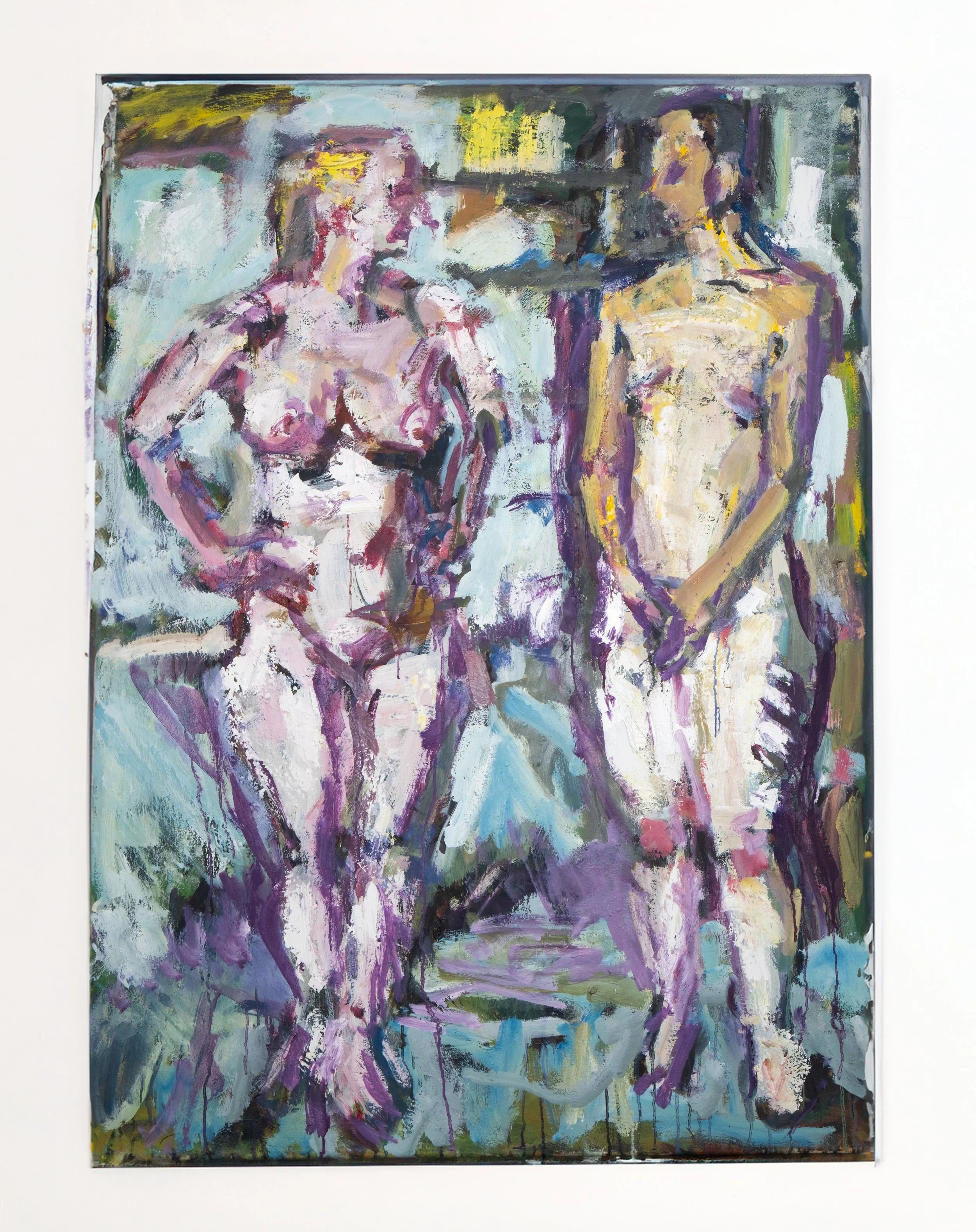 Abstraktes Gemälde von zwei stehenden und einer sitzenden nackten Frau, in einer Mischung aus Pastell- und kräftigen Farben, in einer Kunstgalerie-Umgebung.