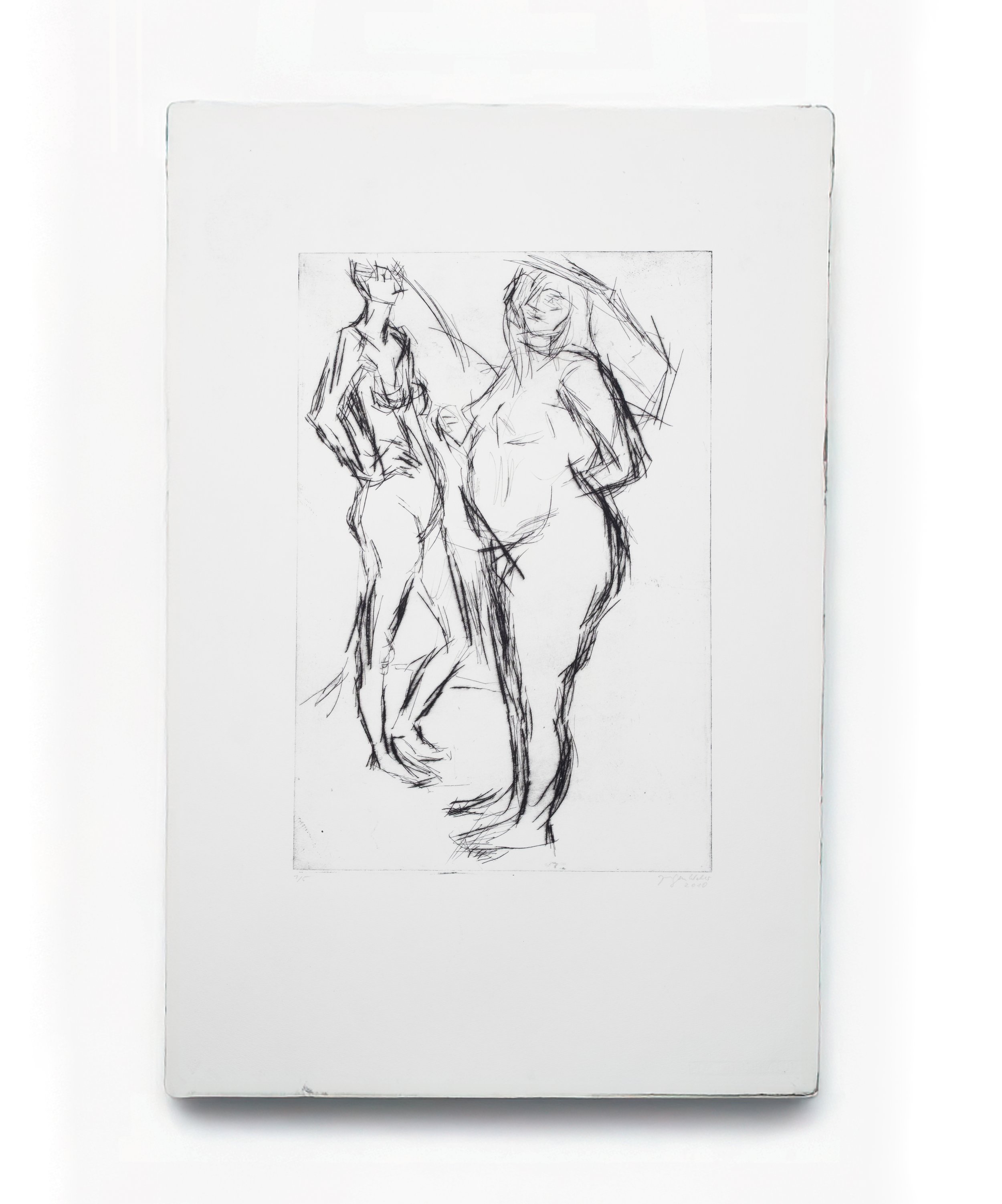 Eine Skizze von zwei Frauen, eine mit kurzem, die andere mit langem Haar, die stehen und lächeln.