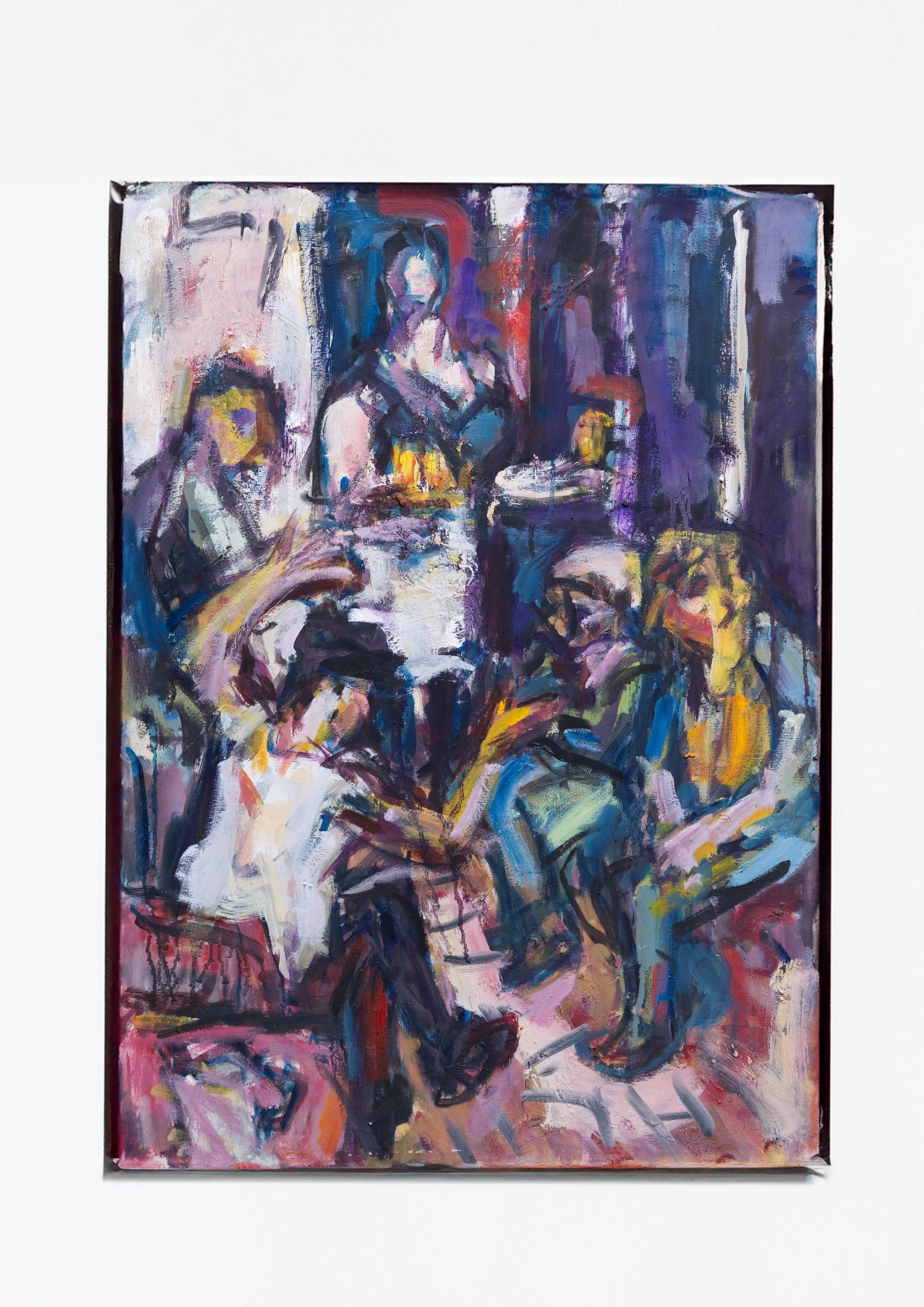 Ein abstraktes, farbenfrohes Gemälde mit menschlichen Figuren in einer Innenraumumgebung, das sich durch verschiedene lebhafte Pinselstriche und Schattierungen von Lila, Blau, Gelb und Rosa auszeichnet.