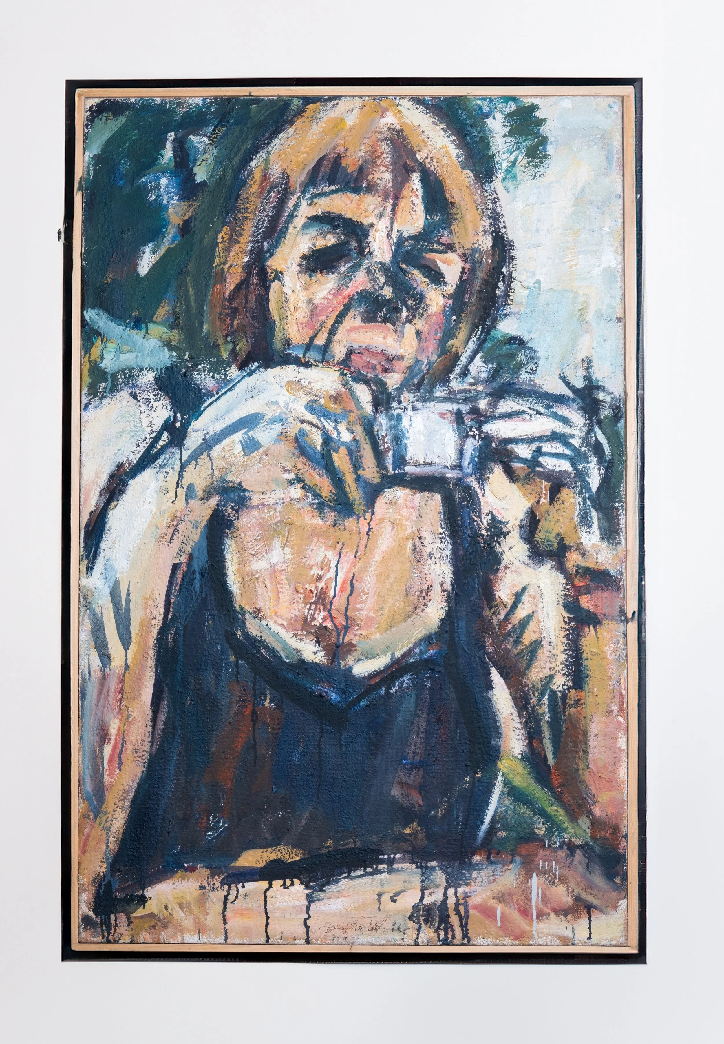 Abstraktes Porträtgemälde einer Frau mit kurzem Haar, die eine Tasse hält, gemalt mit kräftigen Pinselstrichen und erdigen Tönen.